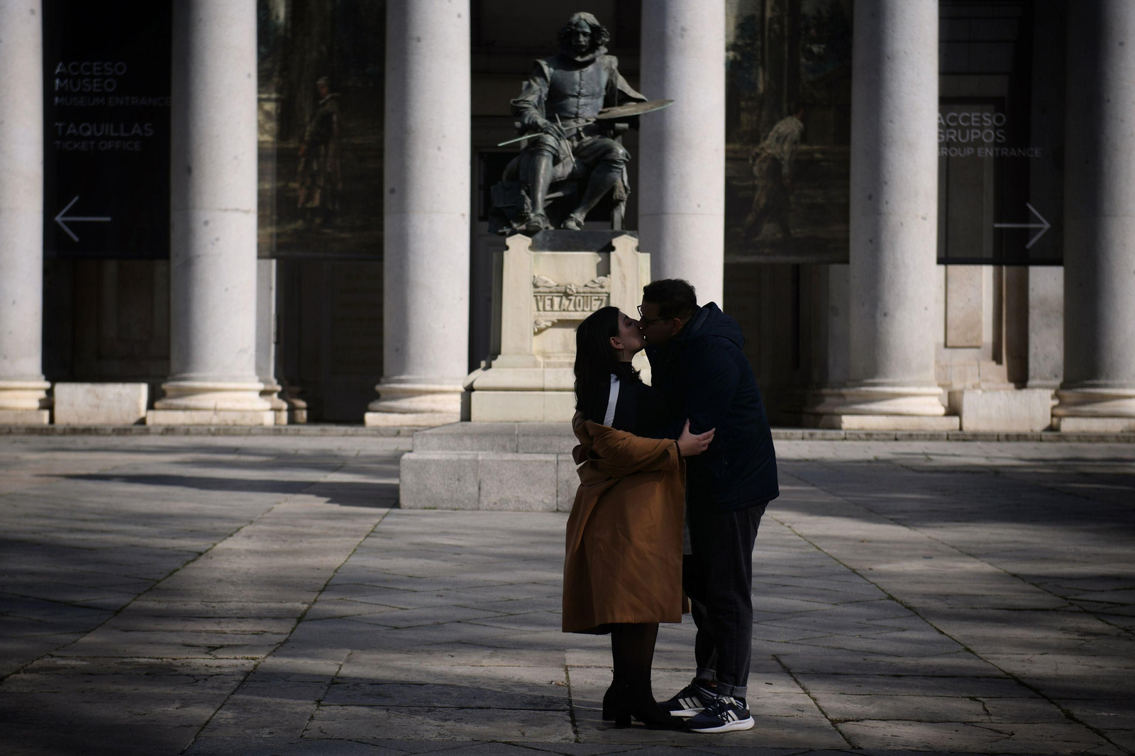 Una pareja se besa en una imagen de archivo.