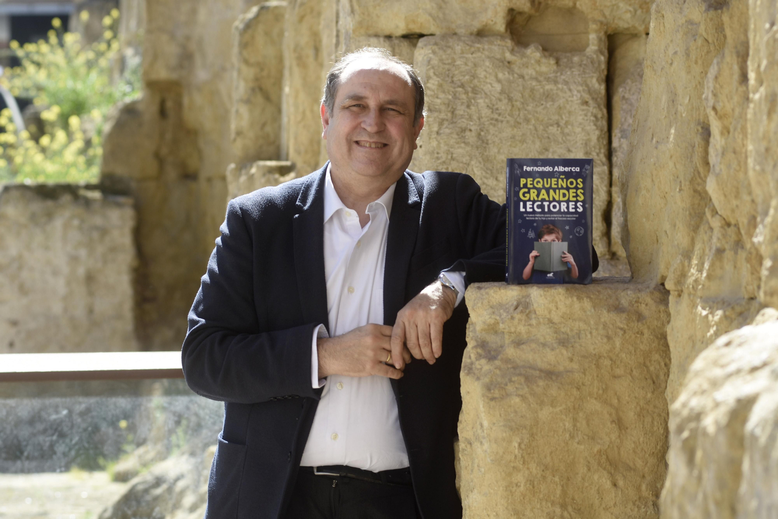 Fernando Alberca, junto a su libro 'Pequeños grandes lectores'.
