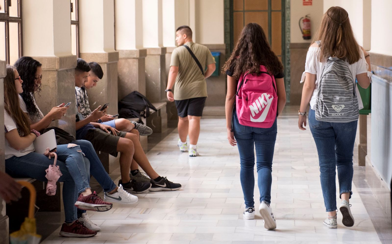Estudiantes en el pasillo de un instituto.