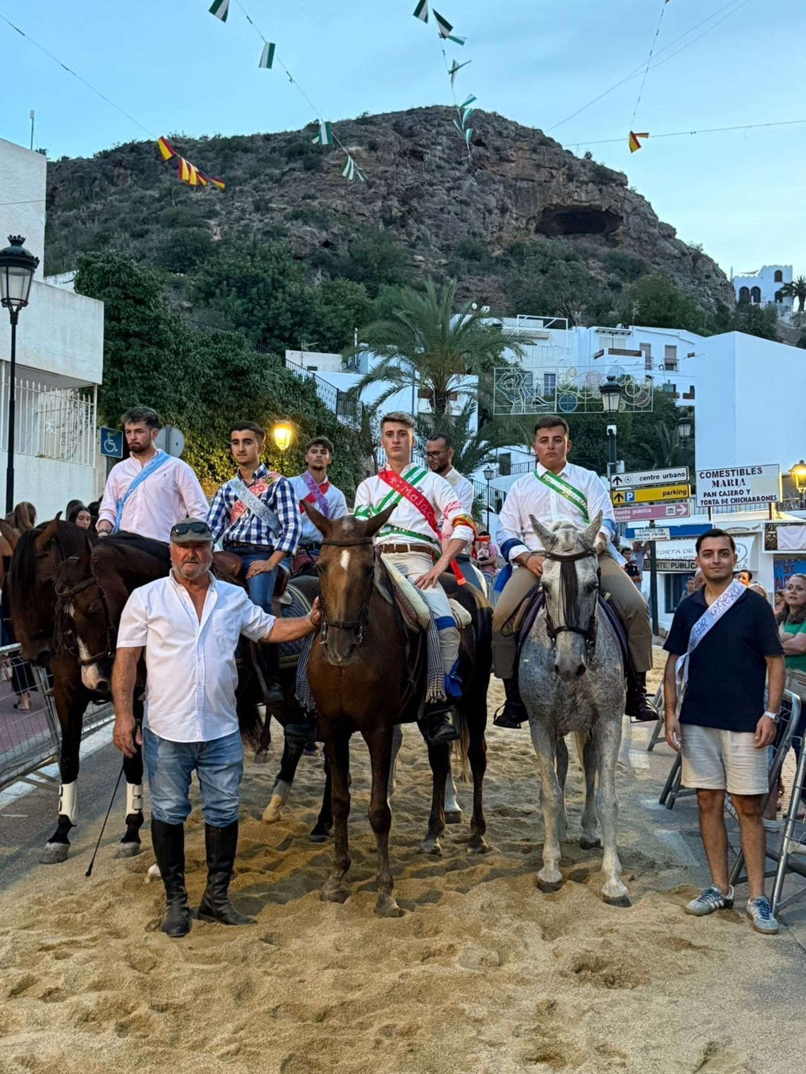 Los jóvenes sin pareja preparados para la carrera.