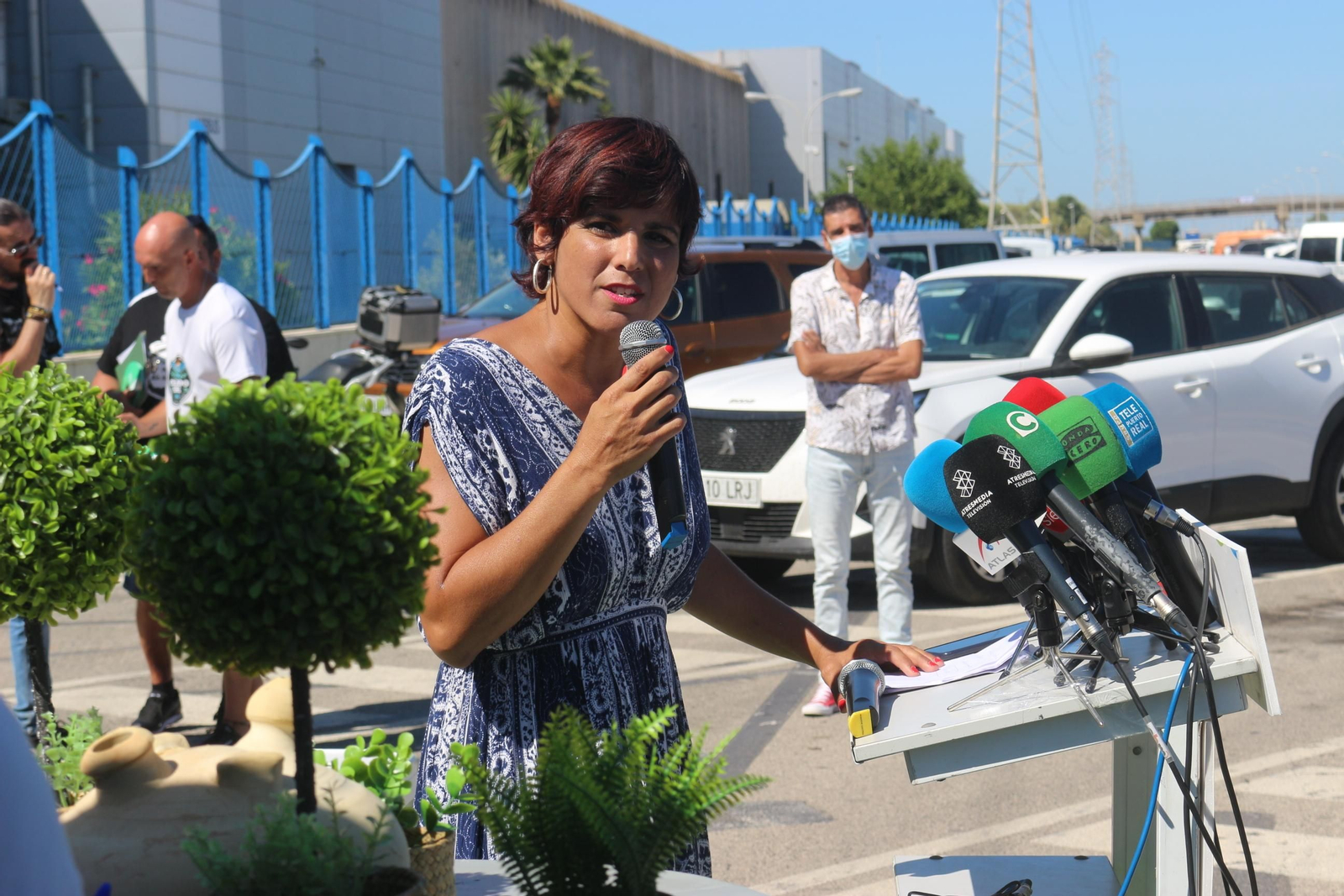 Teresa Rodríguez ante la fábrica de Airbus Puerto Real