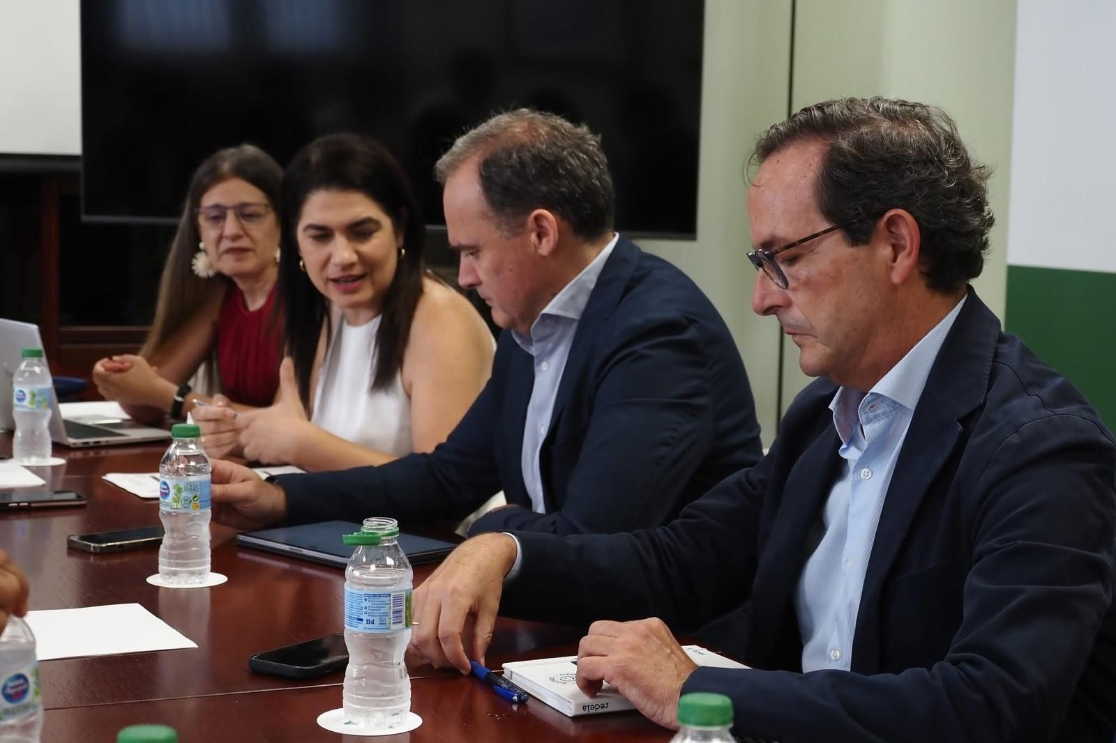 Reunión entre responsables de la Junta de Andalucía y Red Eléctrica Española.