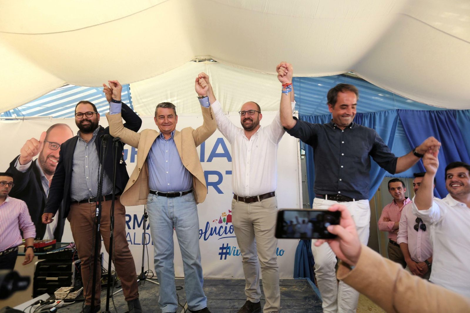 El Partido Popular (PP) ha celebrad o su tradicional convivencia de los medios de comunicación, contando con la presencia de Antonio Sanz y Antonio Saldaña, junto al presidente local Germán Beardo.