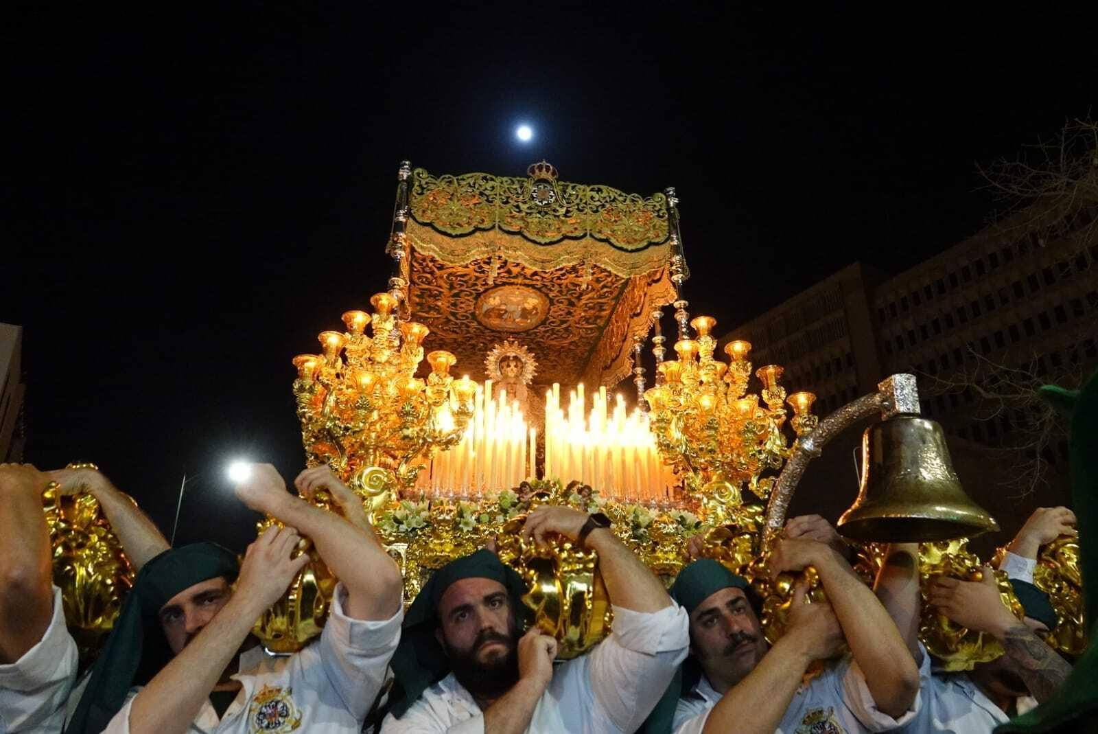 La Virgen de la Esperanza en su trono procesional La Virgen de la Esperanza en su trono procesional