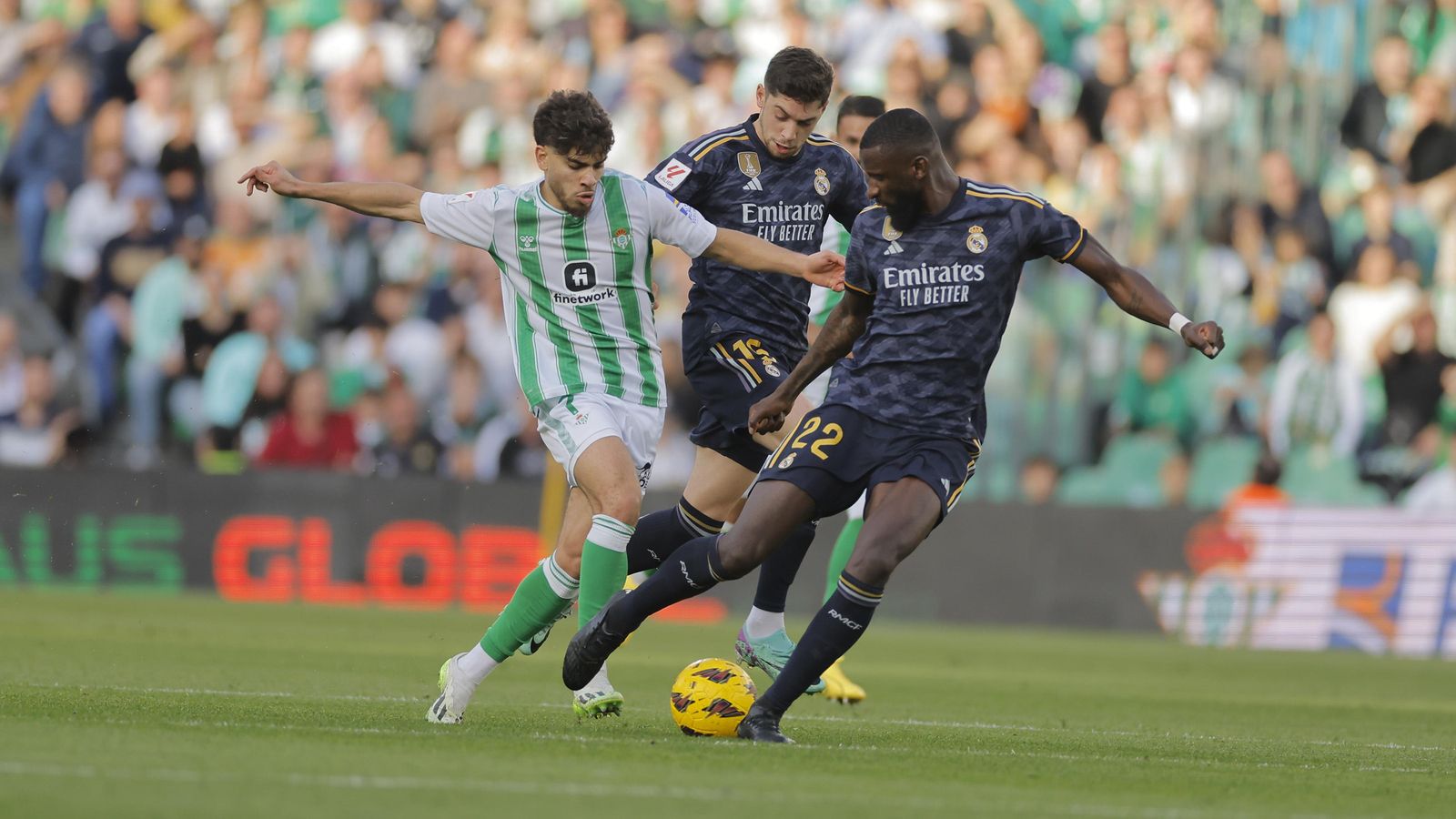 Abde intenta maniobrar entre Rüdiger y Valverde.