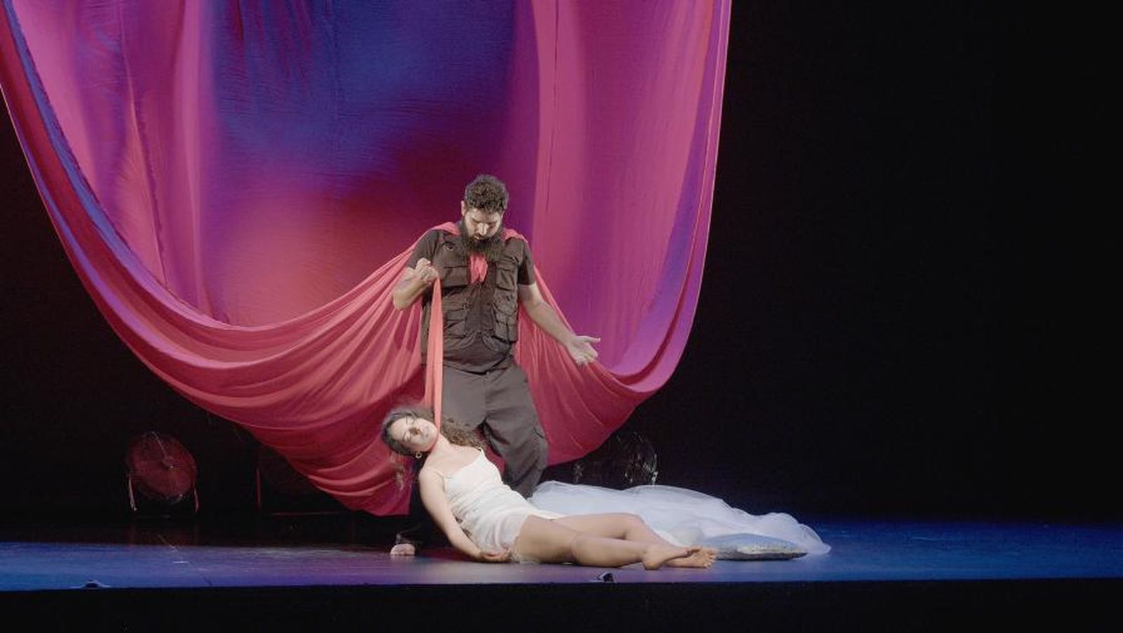 Un pellizco de la obra Se suspende la función.