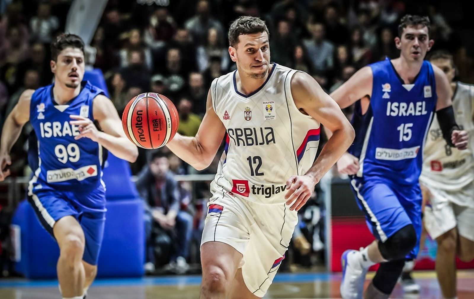 Milosavljevic conduce un contraataque.