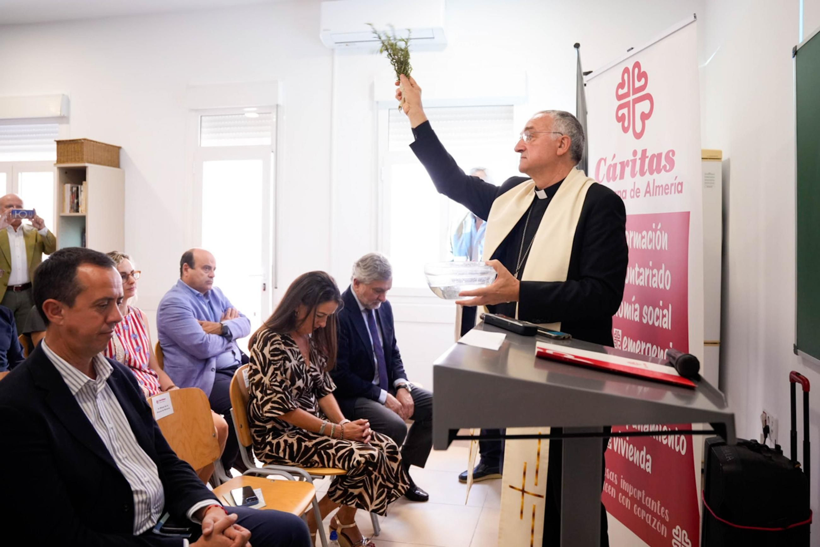 El obispo de Almería bendice la nueva sede de Cáritas durante su inauguración ayer, en la calle Alcalde Muñoz.