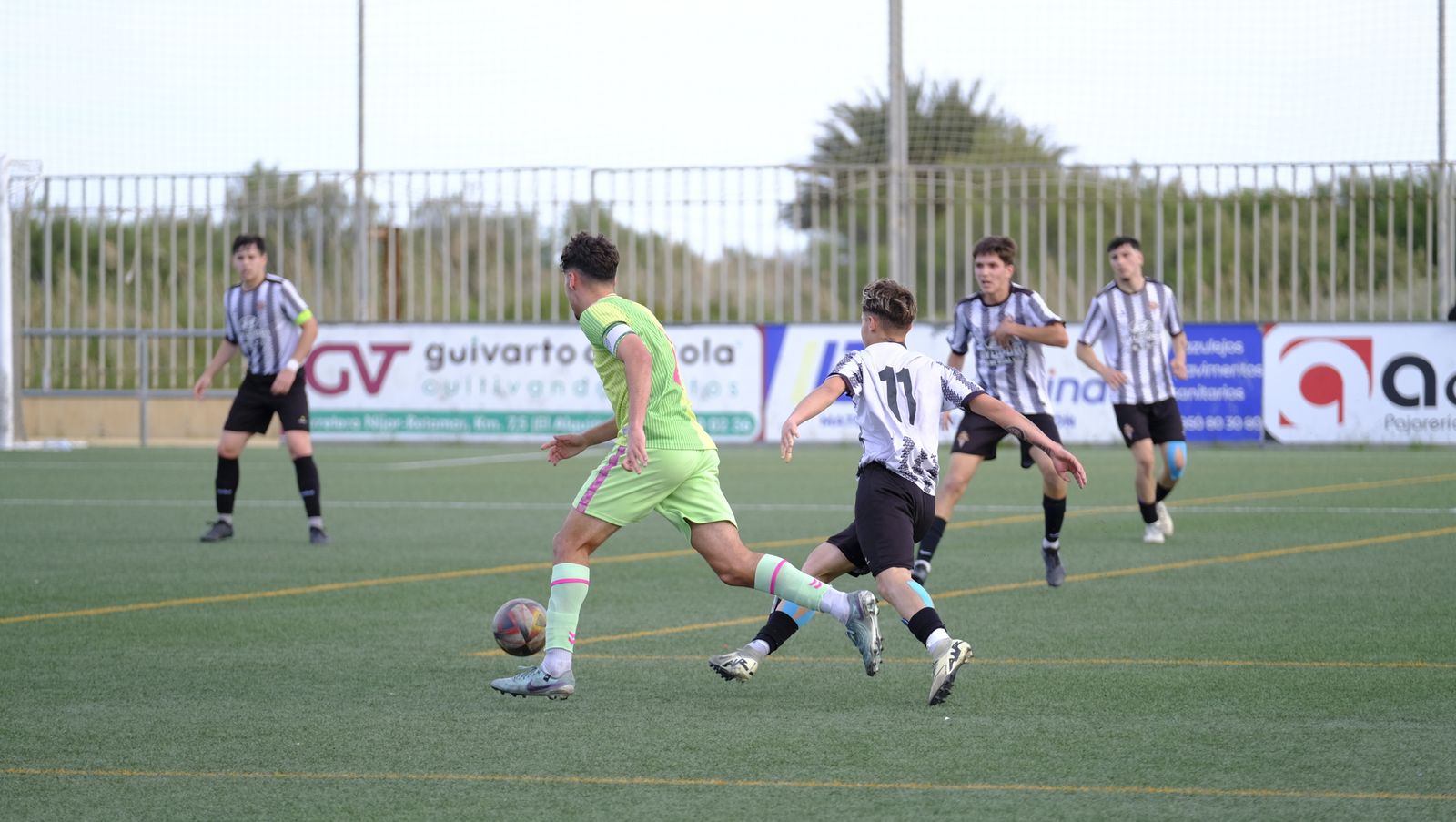 El cañaero Antonio Morales persigue el balón durante un encuentro en casa de este curso.