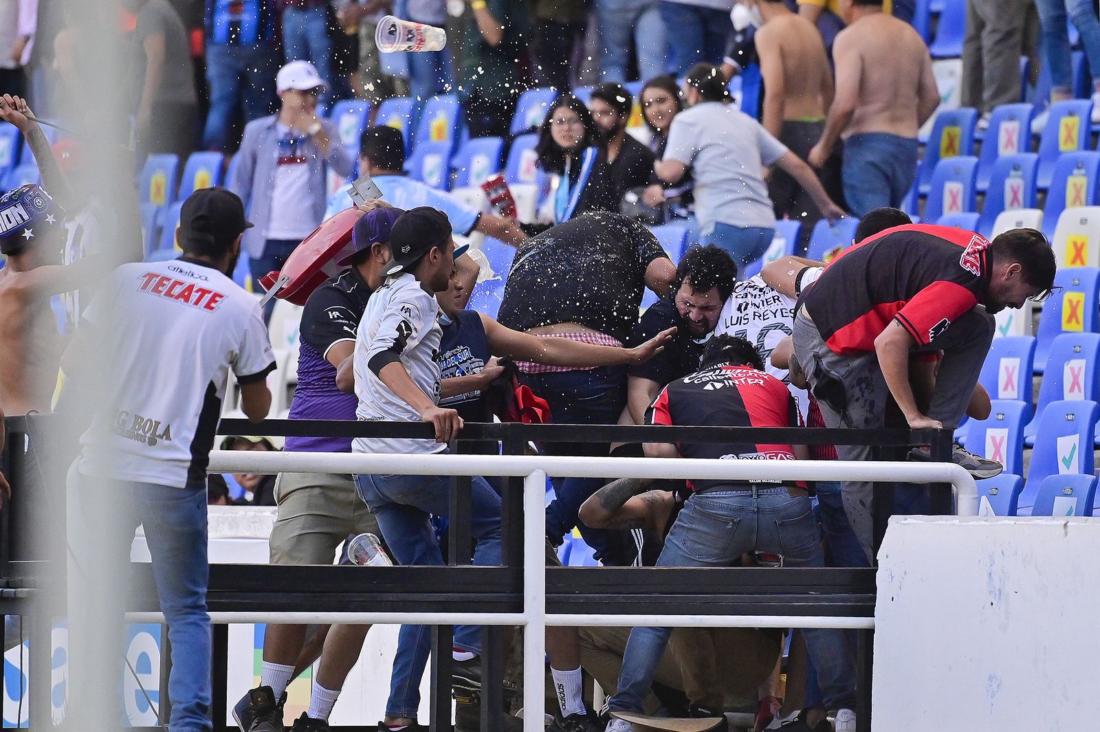 Las imágenes de la pelea en el fútbol mexicano entre Querétaro y Atlas