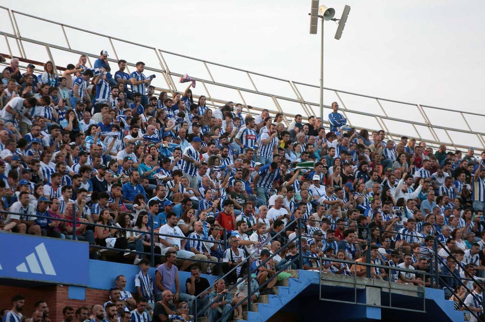Imágenes del gran ambiente en el Nuevo Colombino en el ascenso del Recre