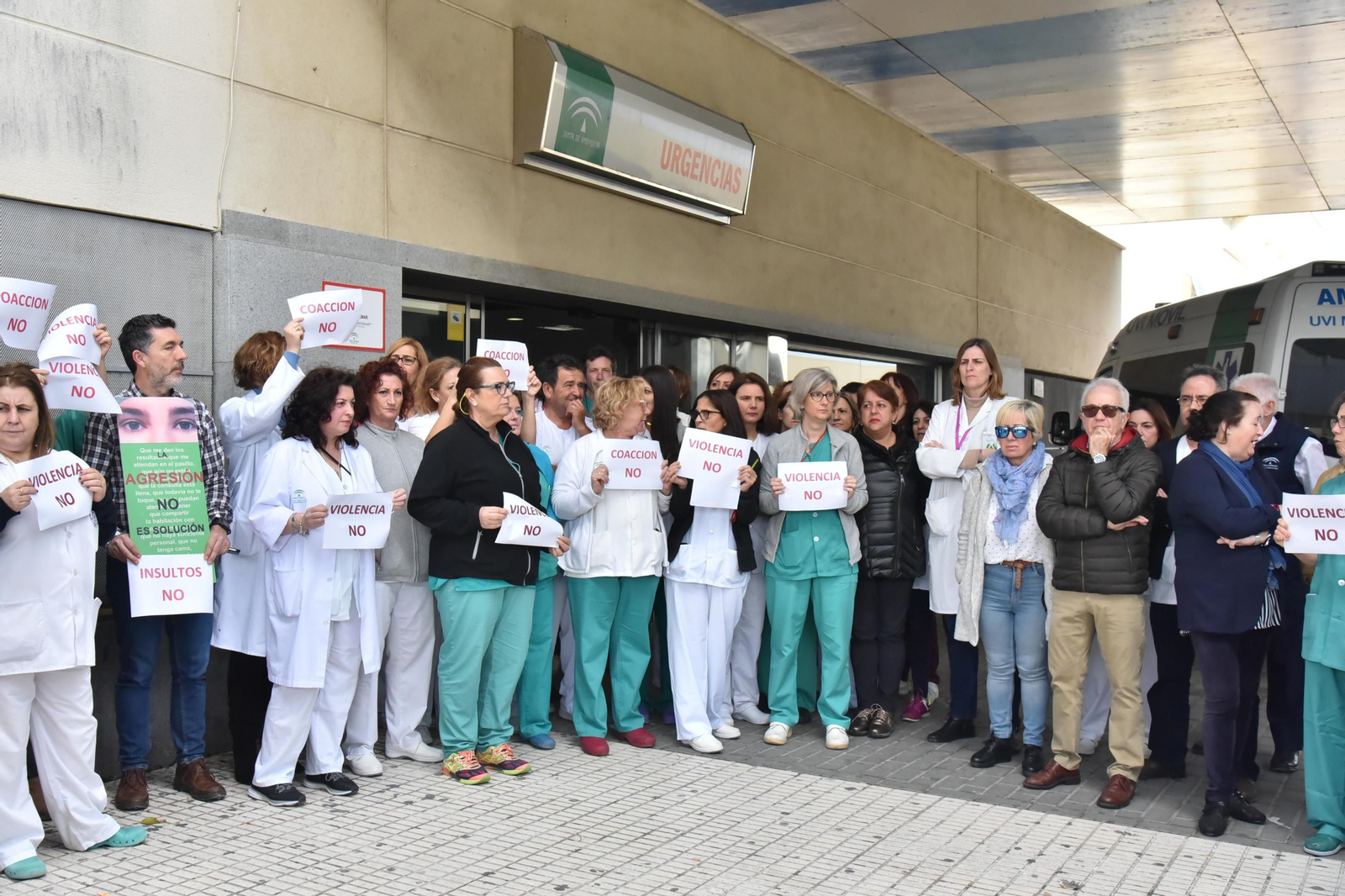 Una concentración de trabajadores, a la puerta de Urgencias del hospital
