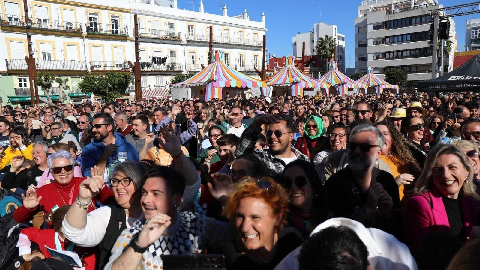 El público sigue el baile de la chirigota del Bizcocho.