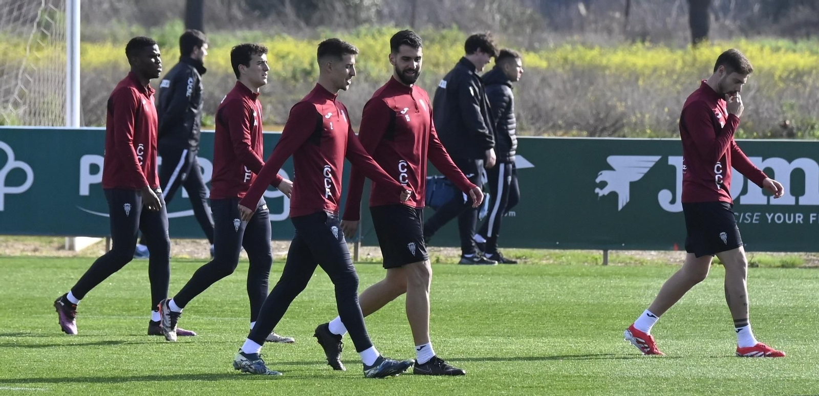 Pedro Ortiz dialoga con Xavi Sintes en presencia de Magunazelaia, Marvel y Corbo.