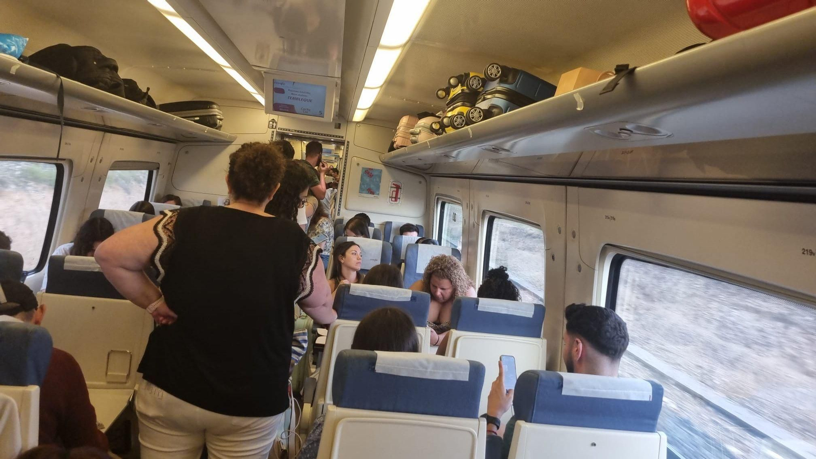 Pasajeros de pie en un tren con destino Madrid por un incidente. Pasajeros de pie en un tren con destino Madrid por un incidente.