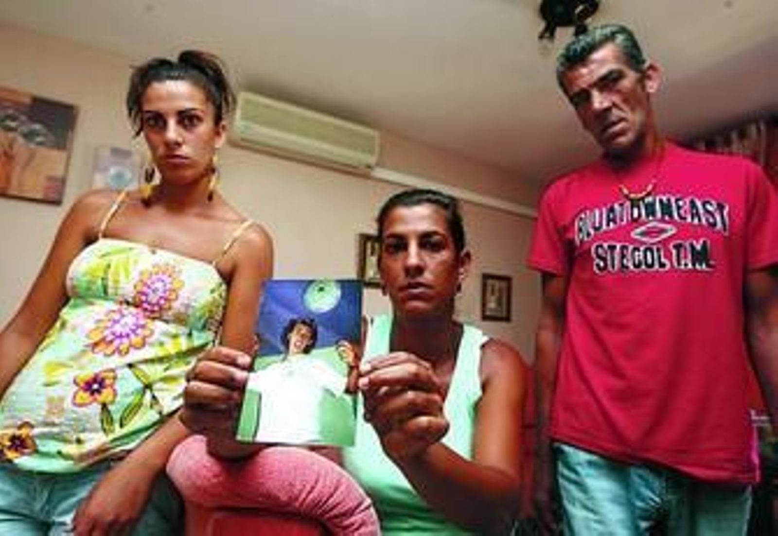 La familia del arrestado, que está como preso preventivo en Puerto III, muestra una foto del detenido.