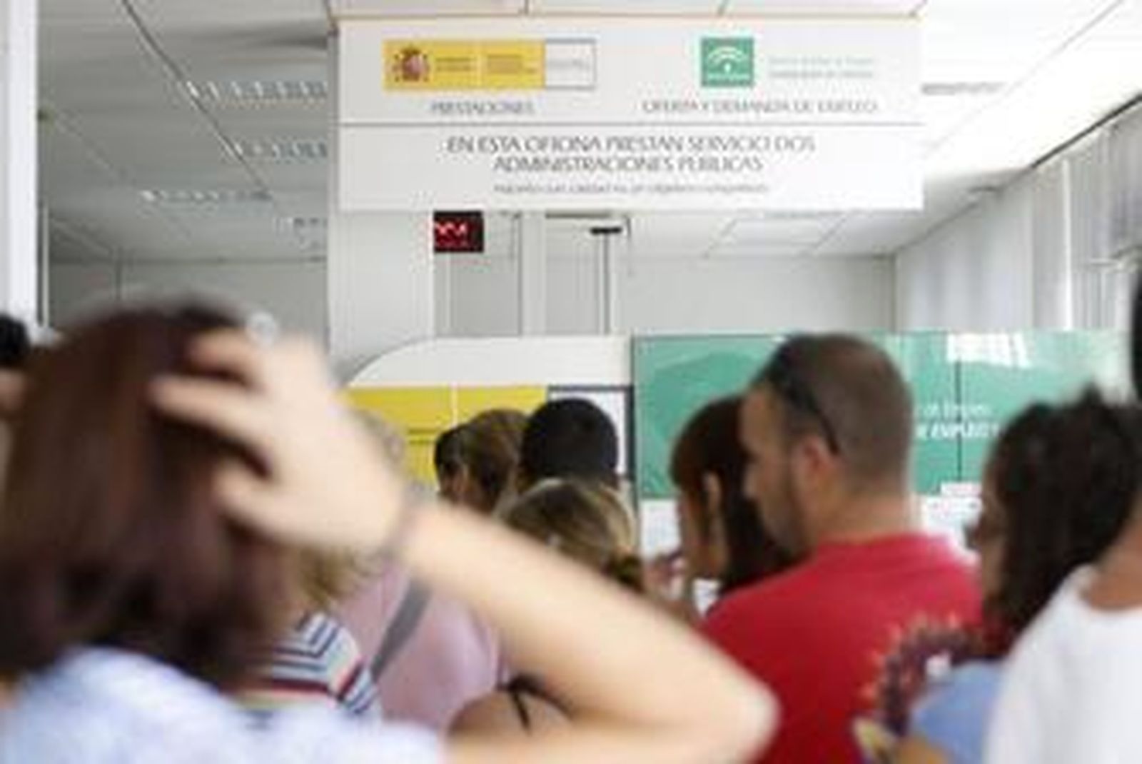 Jóvenes universitarios en una feria de empleo.