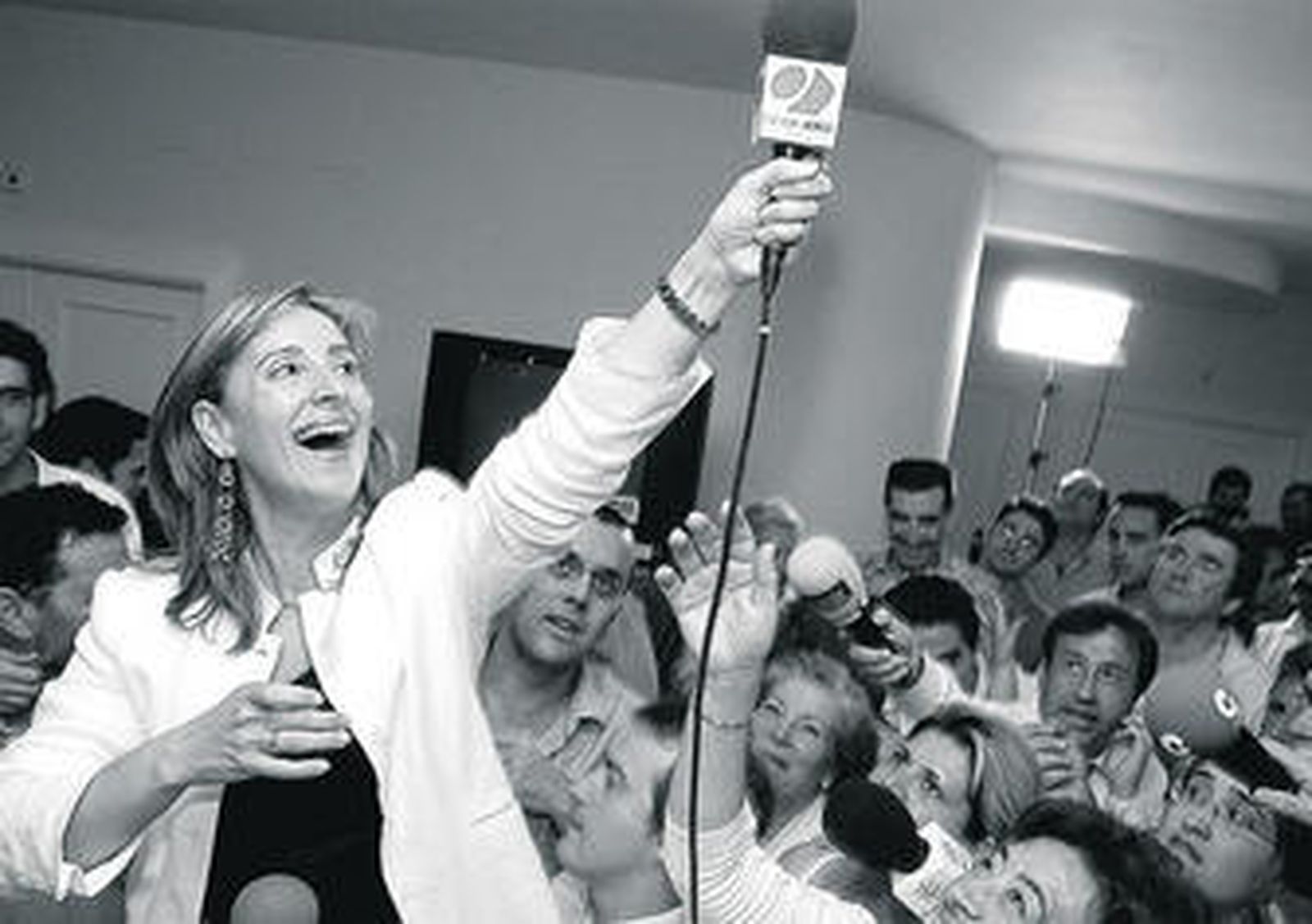 Pilar Sánchez levanta un micrófono de Onda Jerez tras su primer triunfo electoral, en 2003.