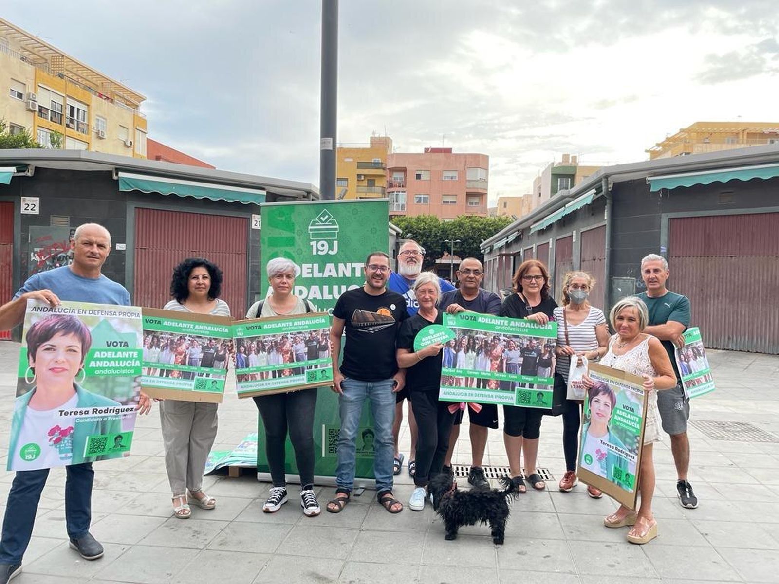 Imágenes del inicio de campaña electoral andaluza con la pegada de carteles.