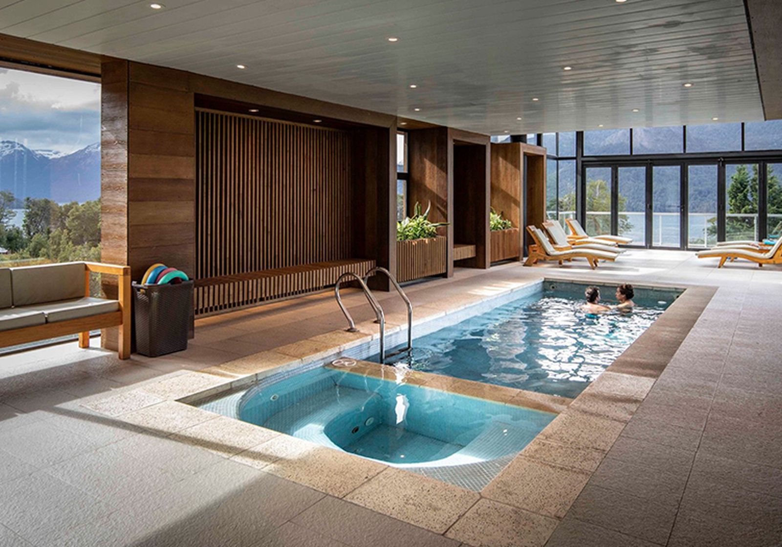 La piscina, con vistas a las colinas de la Patagonia, de Estancia Pilpilcura, donde ha estado la familia real neerlandesa