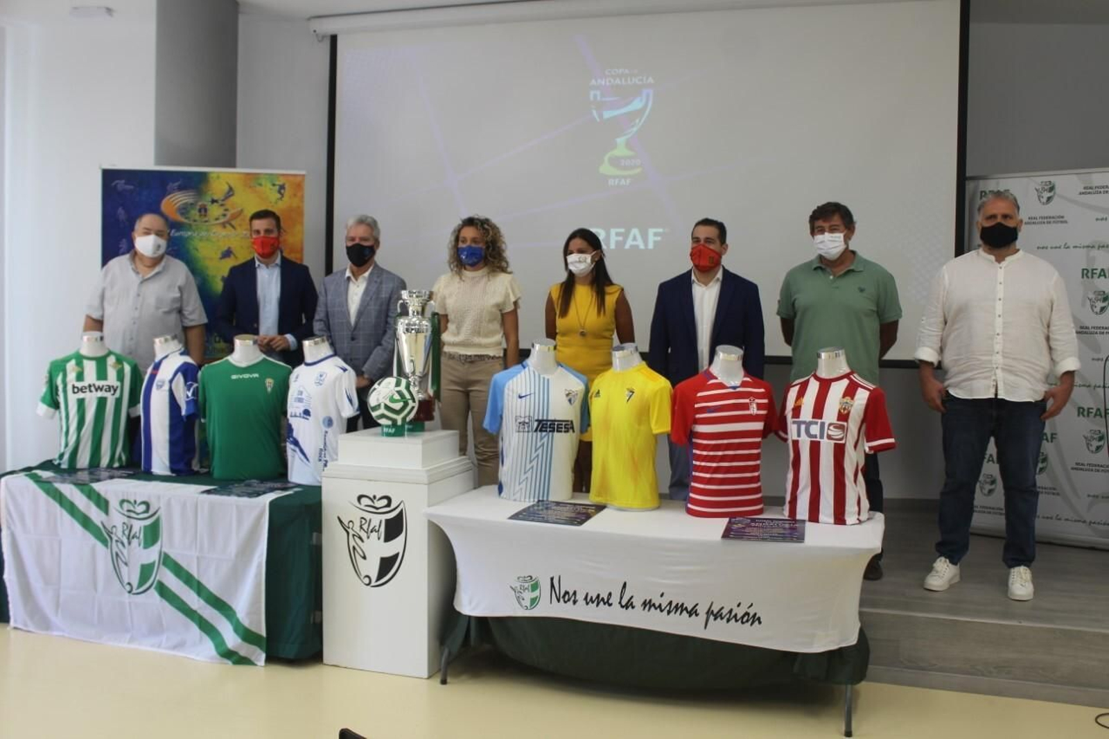 Los representantes de los ocho equipos. Los representantes de los ocho equipos.