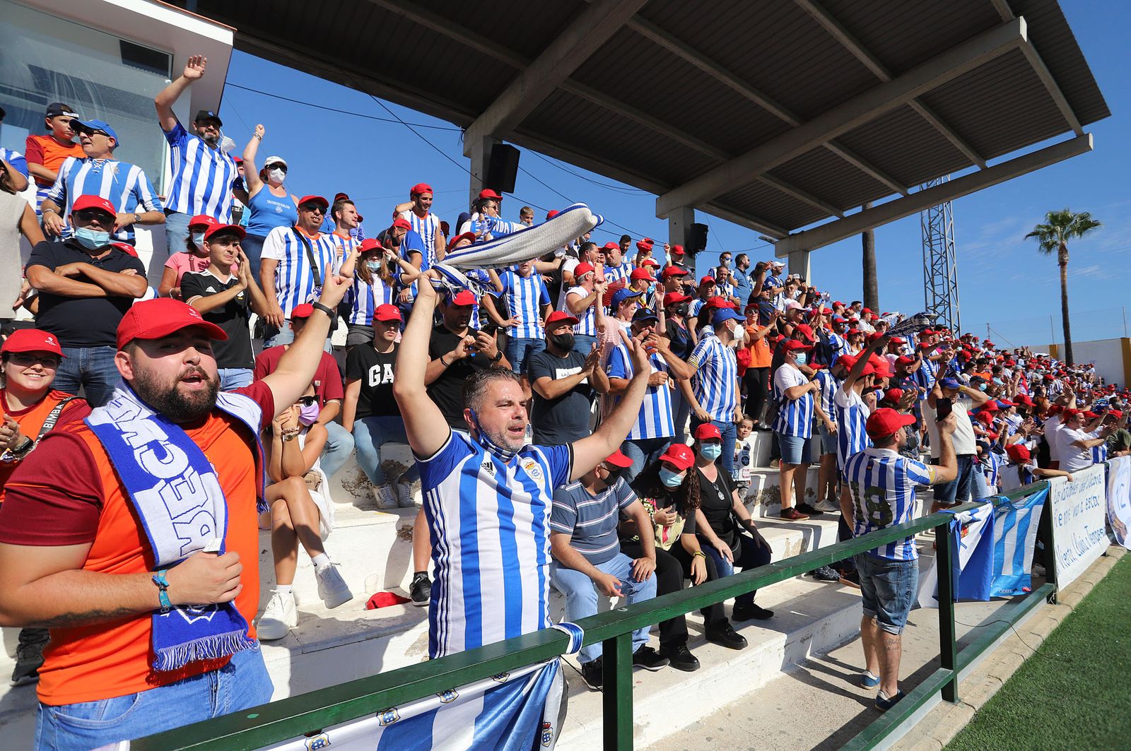 Imágenes de la afición más fiel del Recre en su visita al campo del Antoniano
