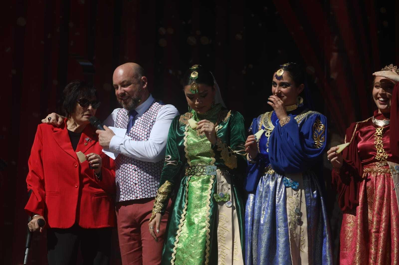 Imágenes de las entrega de insignias de las peñas del Carnaval de San Fernando.