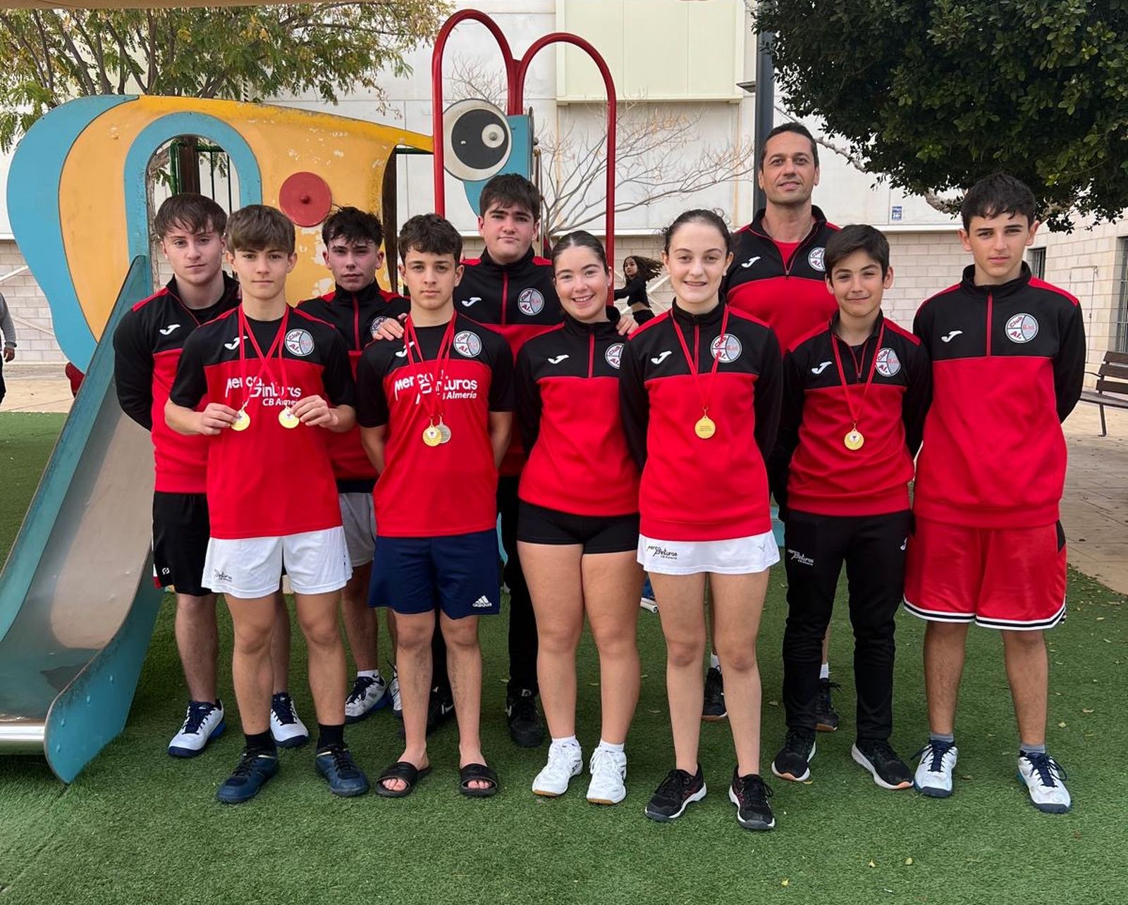Los jugadores del conjunto almeriense posan con sus medallas al término de una competición del pasado fin de semana.