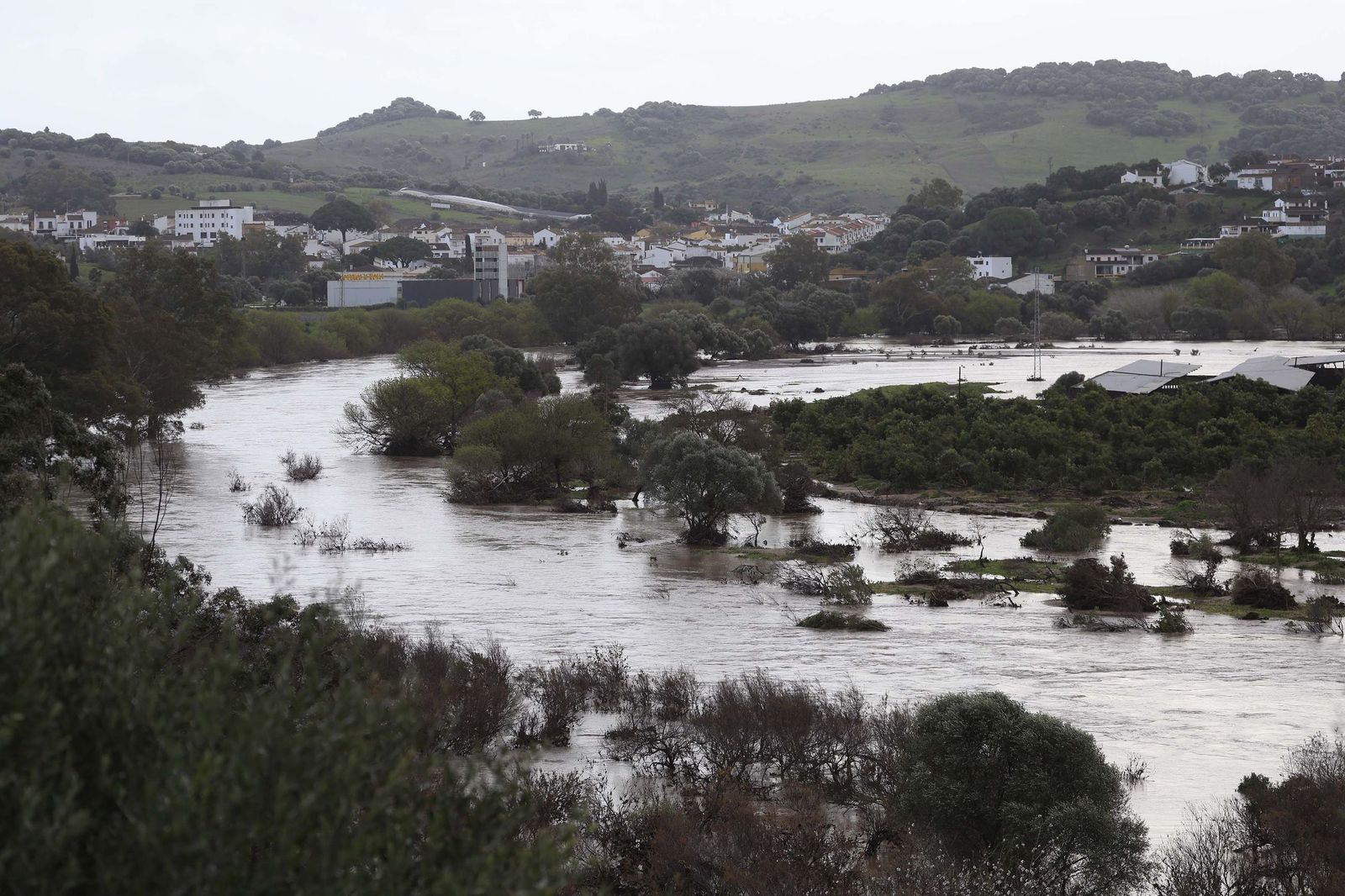 Jimena aguarda una madrugada en vilo ante la previsión de más lluvias por las borrascas Joseph y Kristin