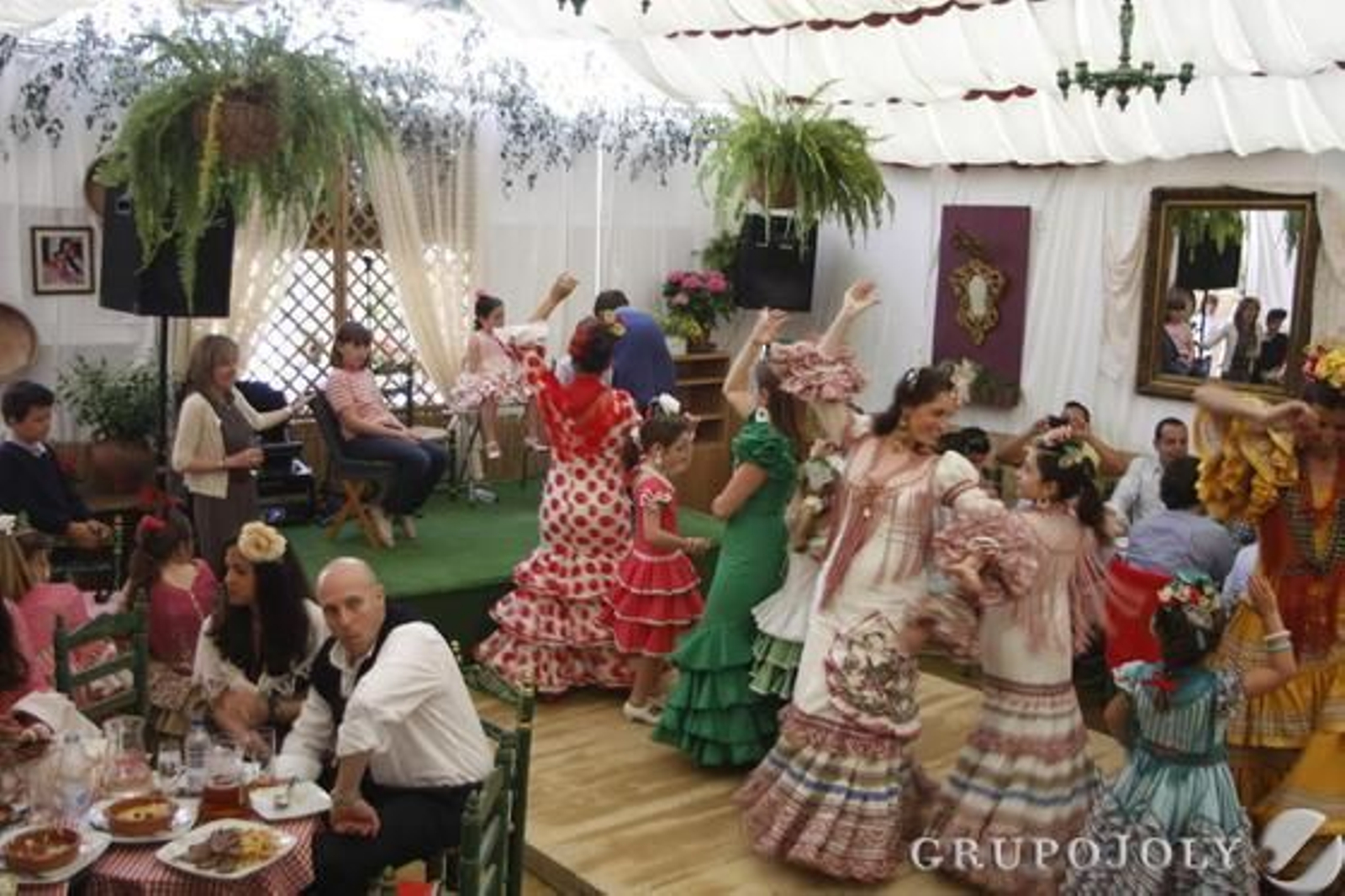 Un patio interior muy luminoso es uno de los principales atractivos de la caseta El Continental.   Foto: Andres Mora - Fito Carreto