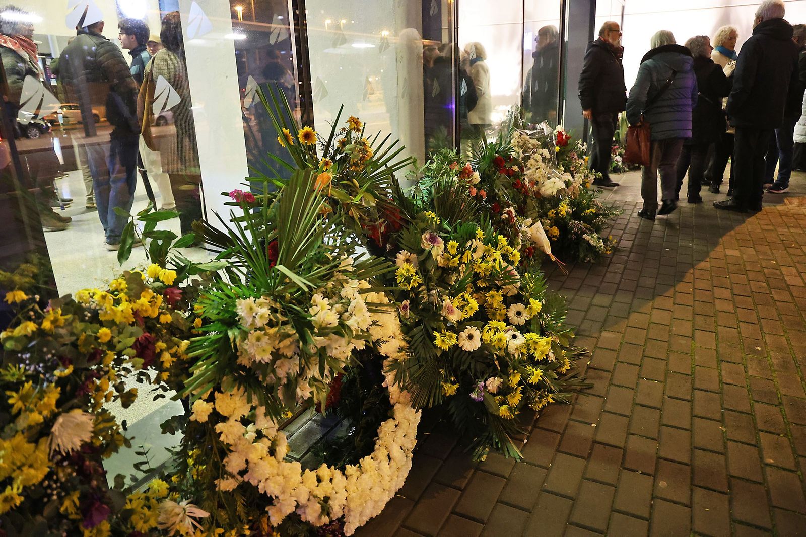 Coronas florales a las puertas de la estación de trenes de Huelva en memoria de las víctimas del accidente.