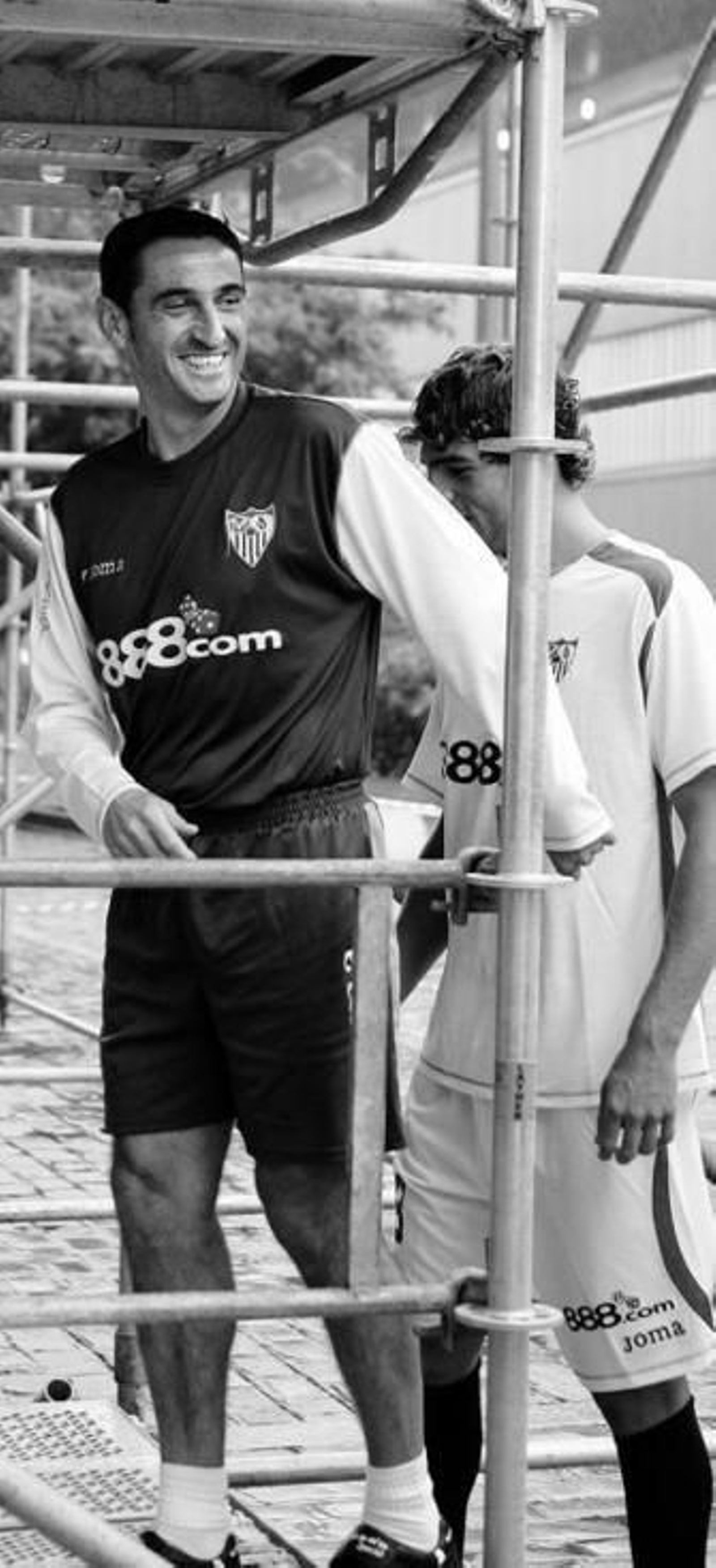 Jiménez sonríe junto a Fazio en el andamio para la foto.