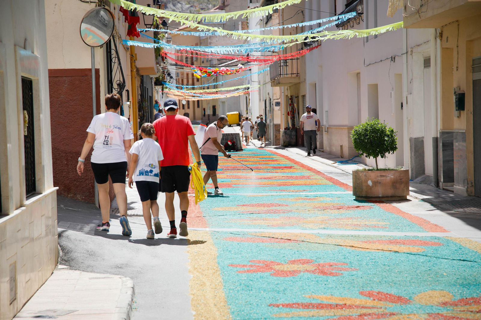 Así es la gran alfombra de serrín para que levite la Virgen de Fátima de Tíjola