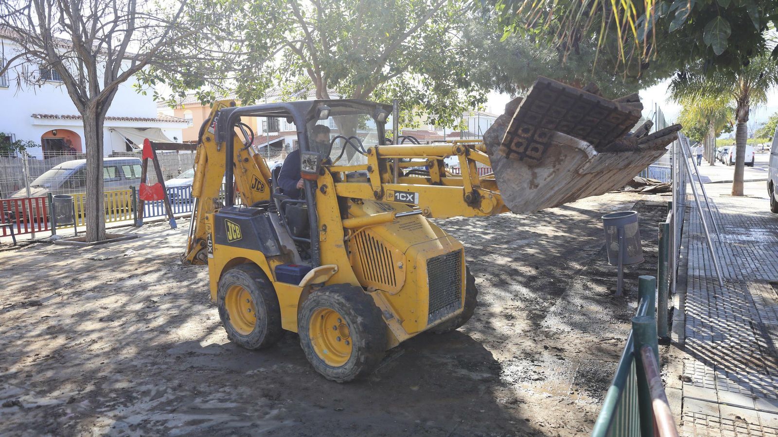 Una máquina retira restos de un parque infantil. Una máquina retira restos de un parque infantil.