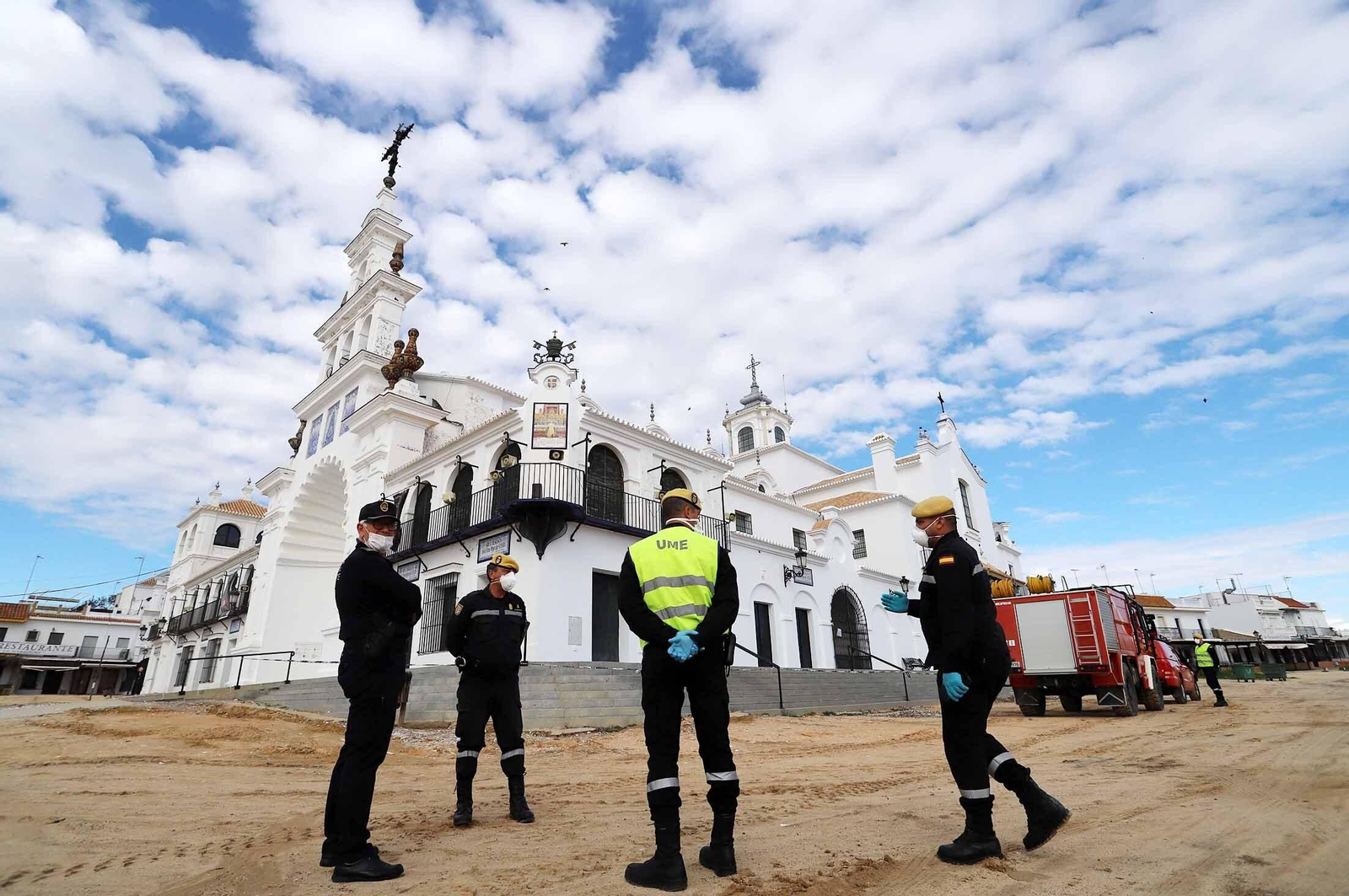 Imágenes de la presencia de la UME en el Rocío para el confinamiento