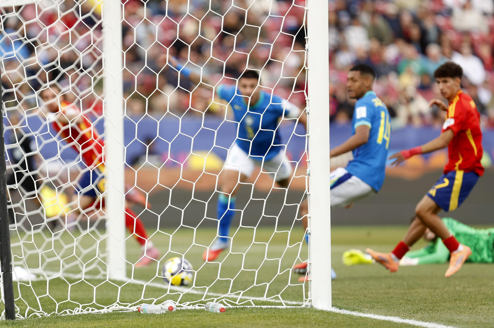Íker Bravo observa el balón que entra en la portería de Brasil.