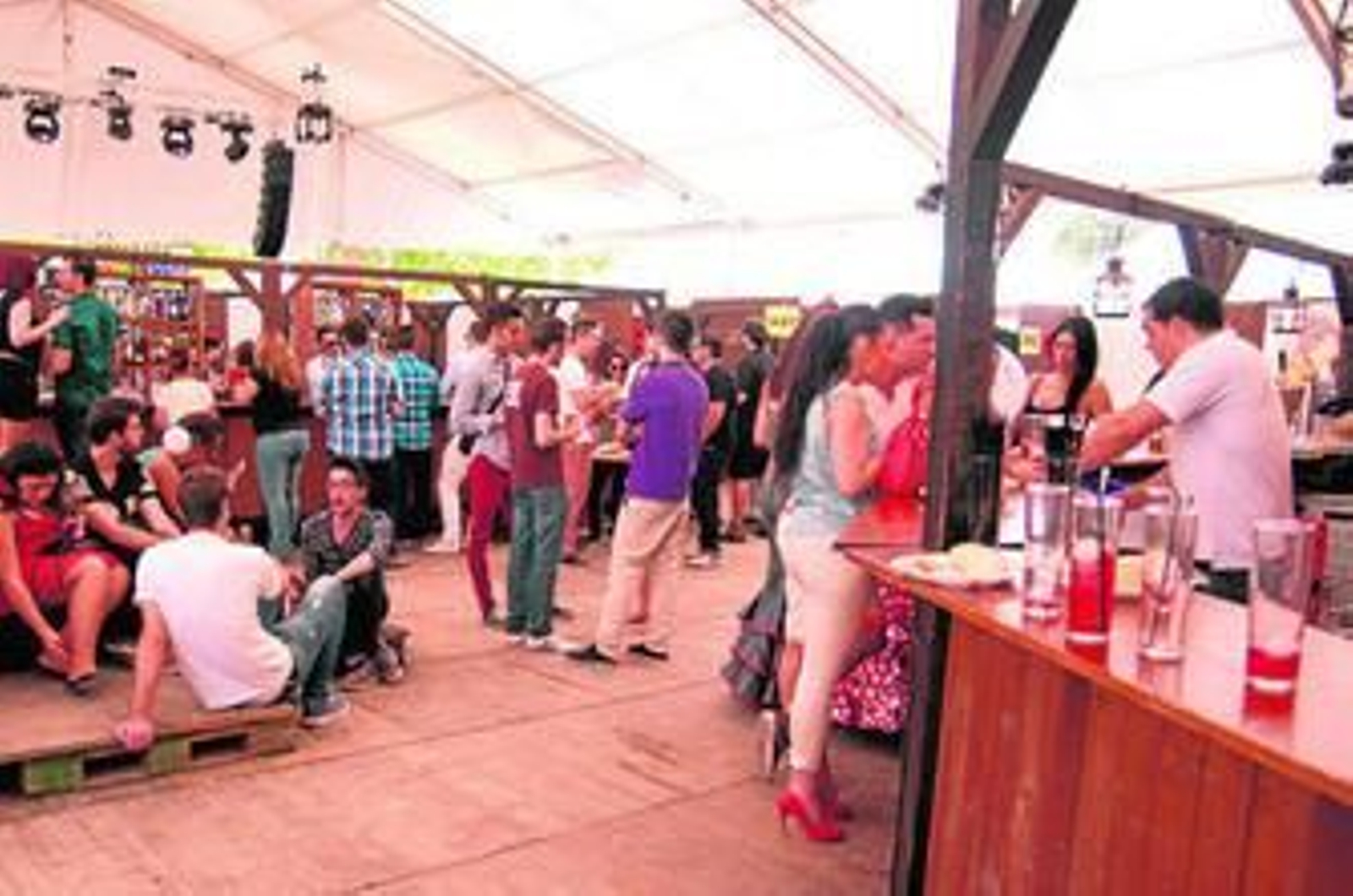 Los más jóvenes acuden a las casetas disco que permanecen abiertas hasta altas horas de la noche.