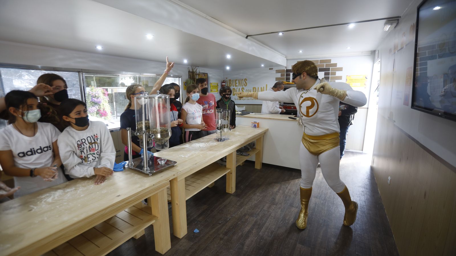 El Capitán Pantástico junto con los niños en el interior del autobús.