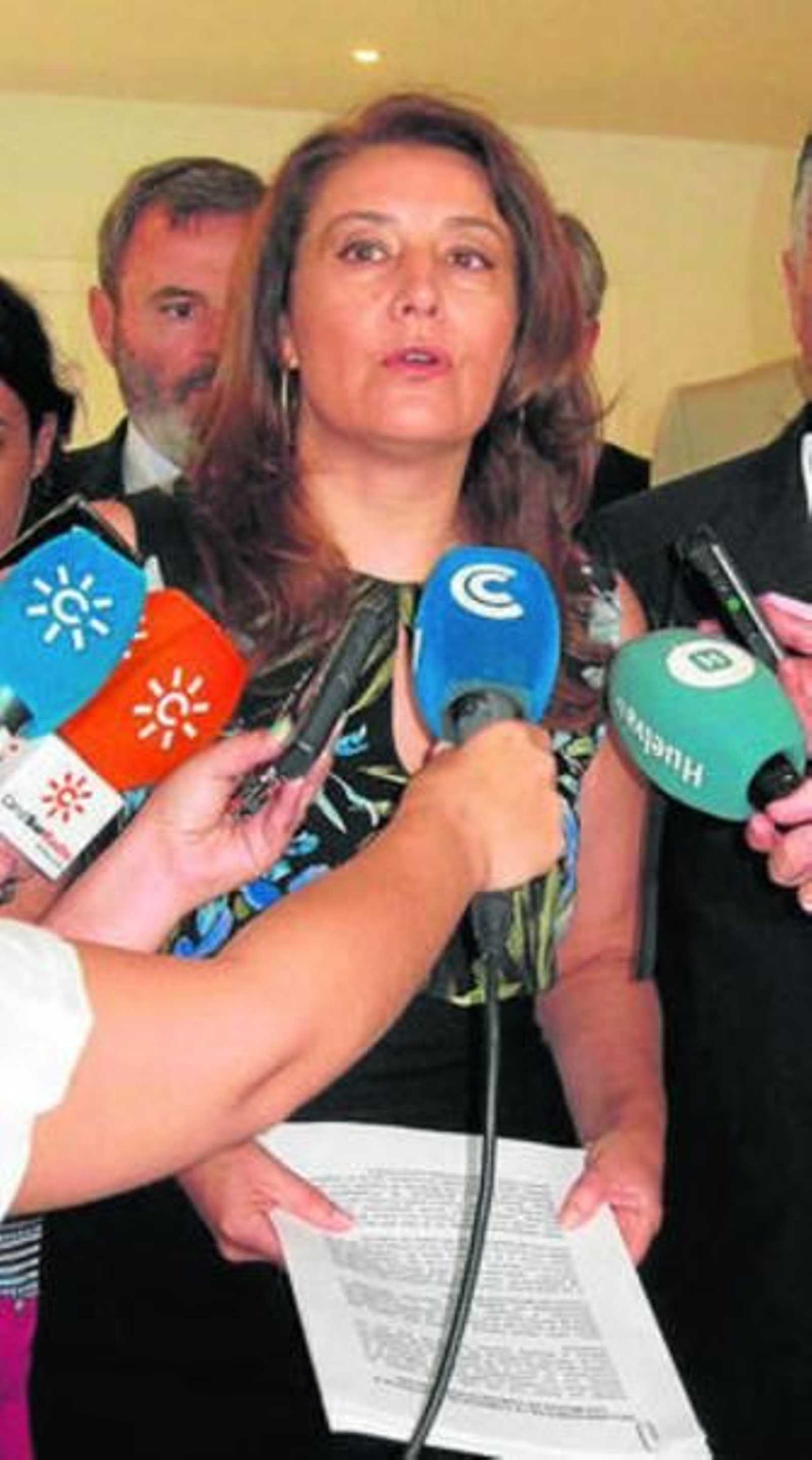 La delegada del Gobierno en Andalucía, Carmen Crespo, y el obispo de Huelva, José Vilaplana.