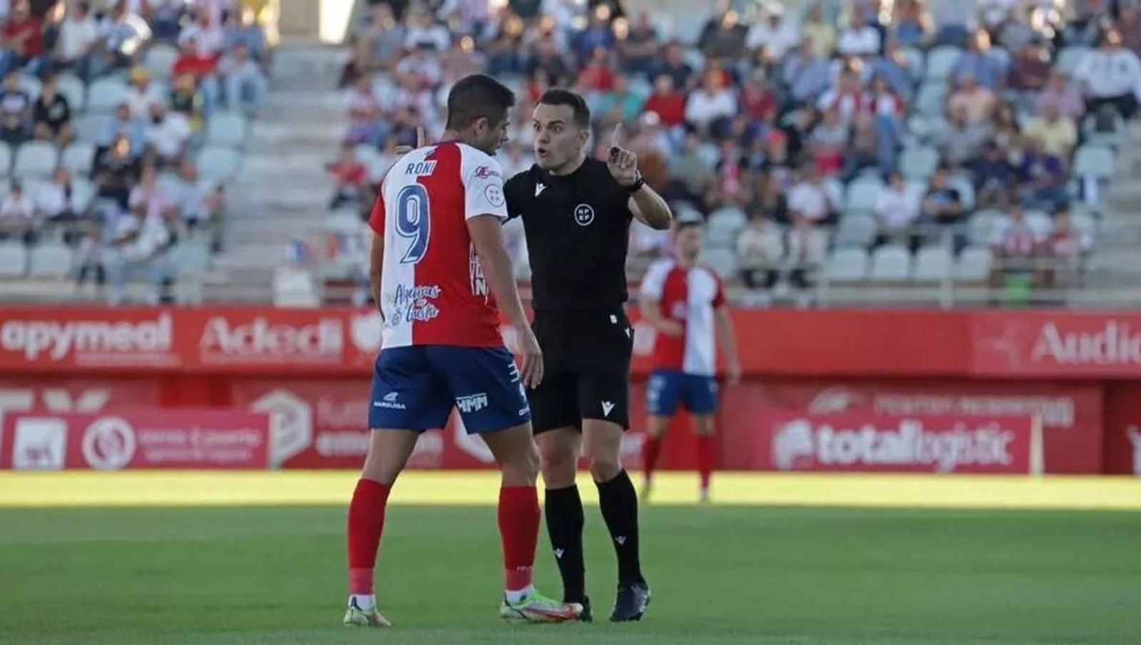 Pérez Hernández se dirige a un jugador durante un partido. Pérez Hernández se dirige a un jugador durante un partido.