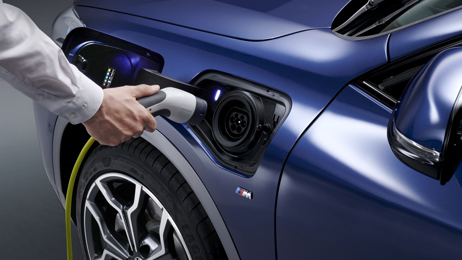 La carga completa de la batería puede realizarse en 3 horas. El consumo medio homologado del BMW X2 xDrive25e varía entre 1,9 y 2,1 l/100 km, en función del equipamiento.