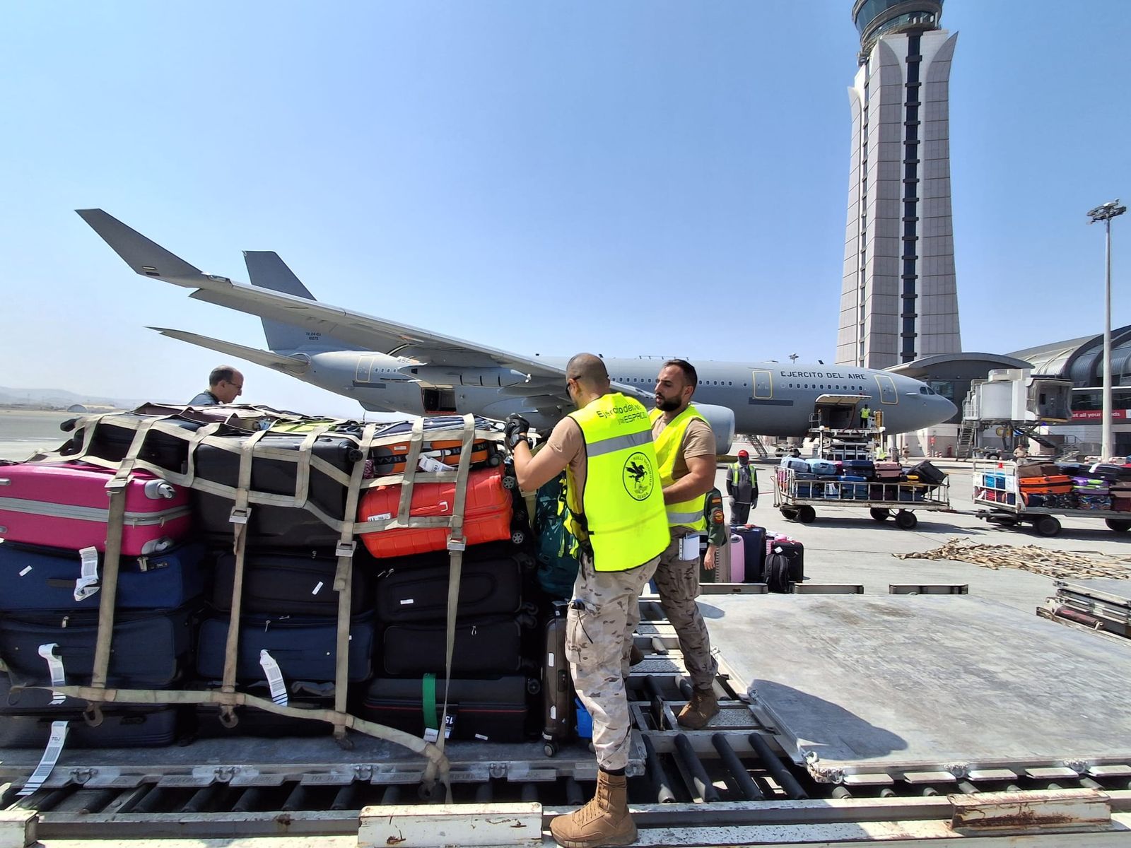 Preparativos de un vuelo para repatriar españoles desde oriente medio.