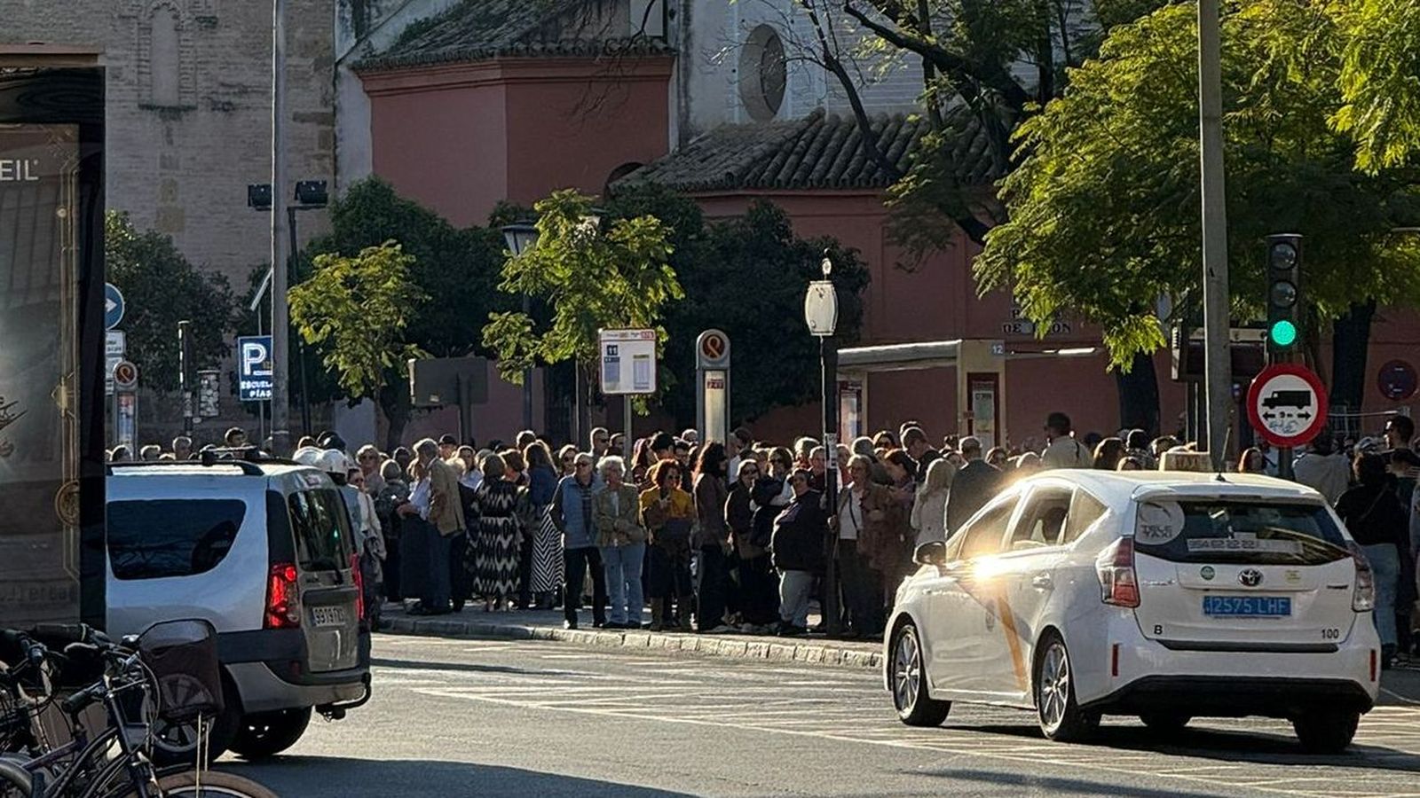 Una parada de Tussam en Ponce de León, colapsada de gente el 28 de febrero