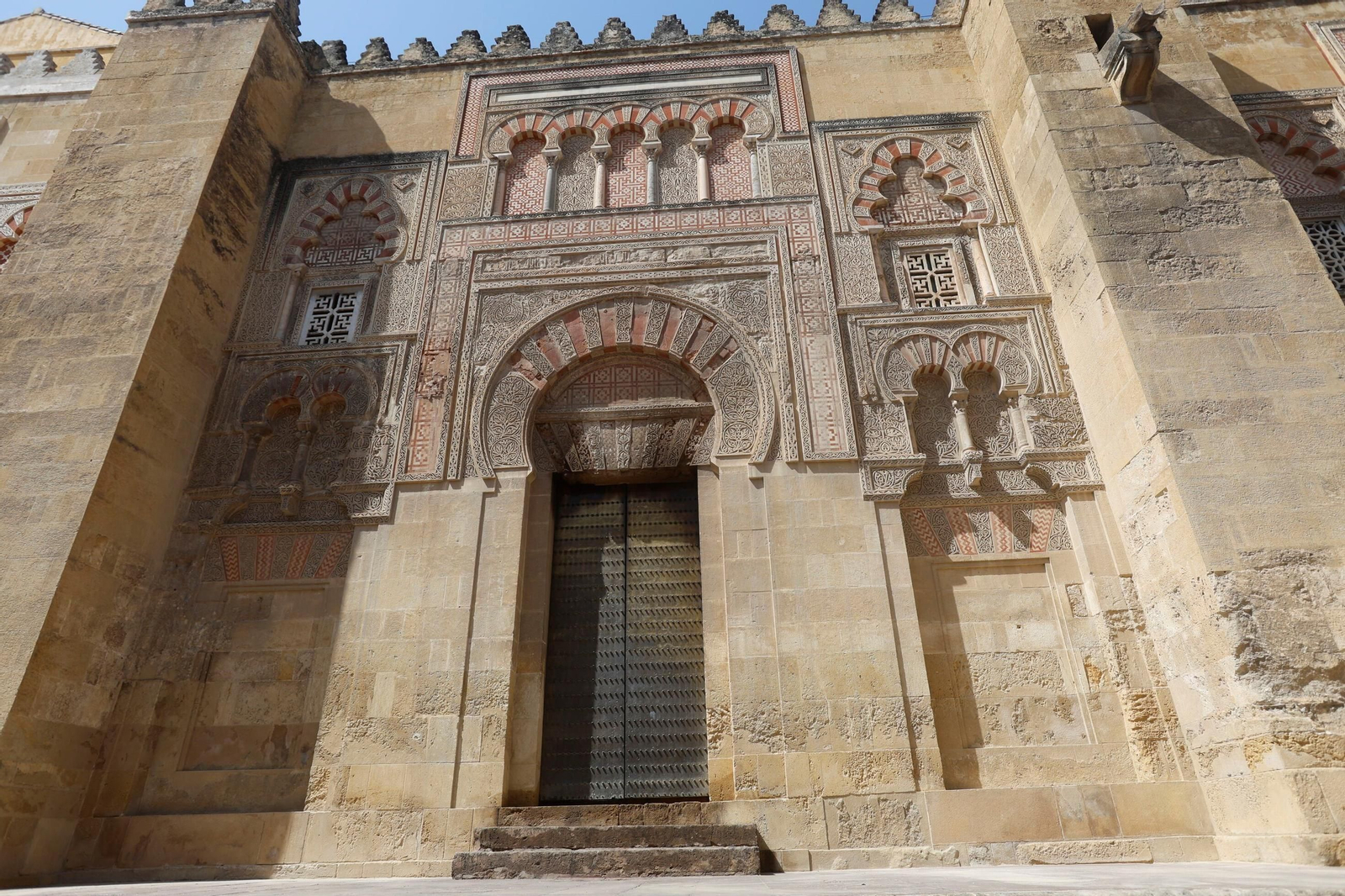 Daños por el humo en una de las puertas exteriores de la Mezquita-Catedral.