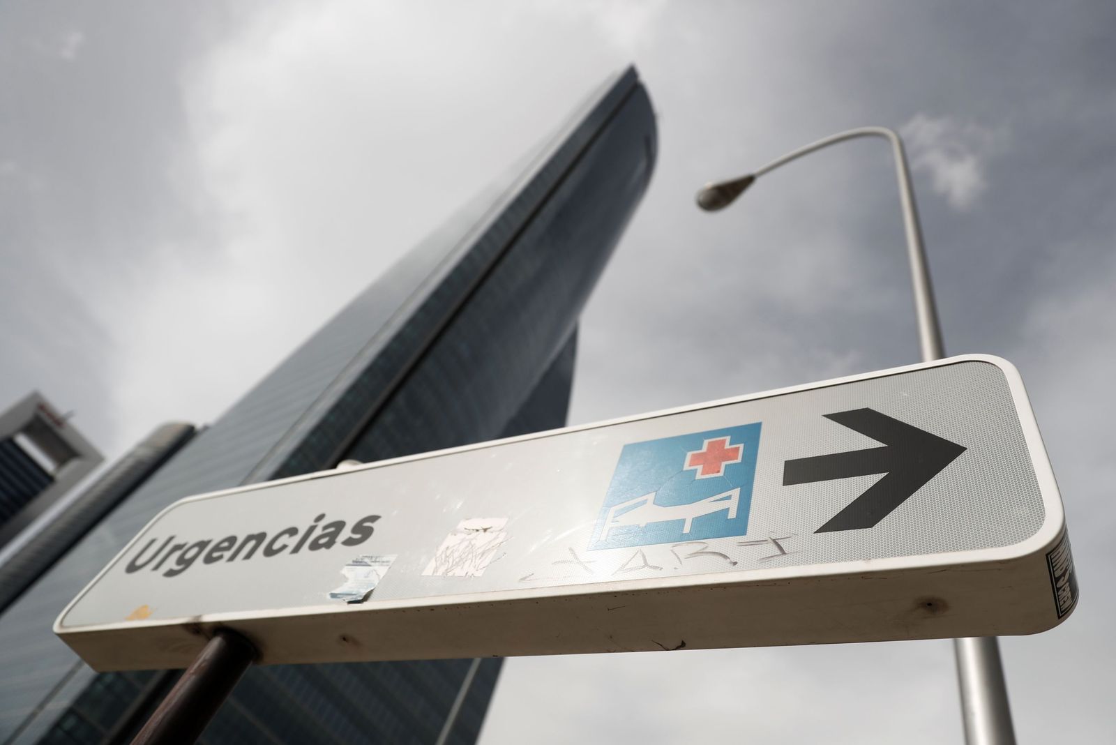 Una señal indica la ubicación de las urgencias del Hospital de la Paz de Madrid.