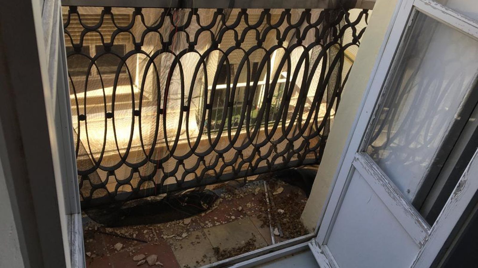 Cascotes en uno de los balcones que da a la calle Veedor.