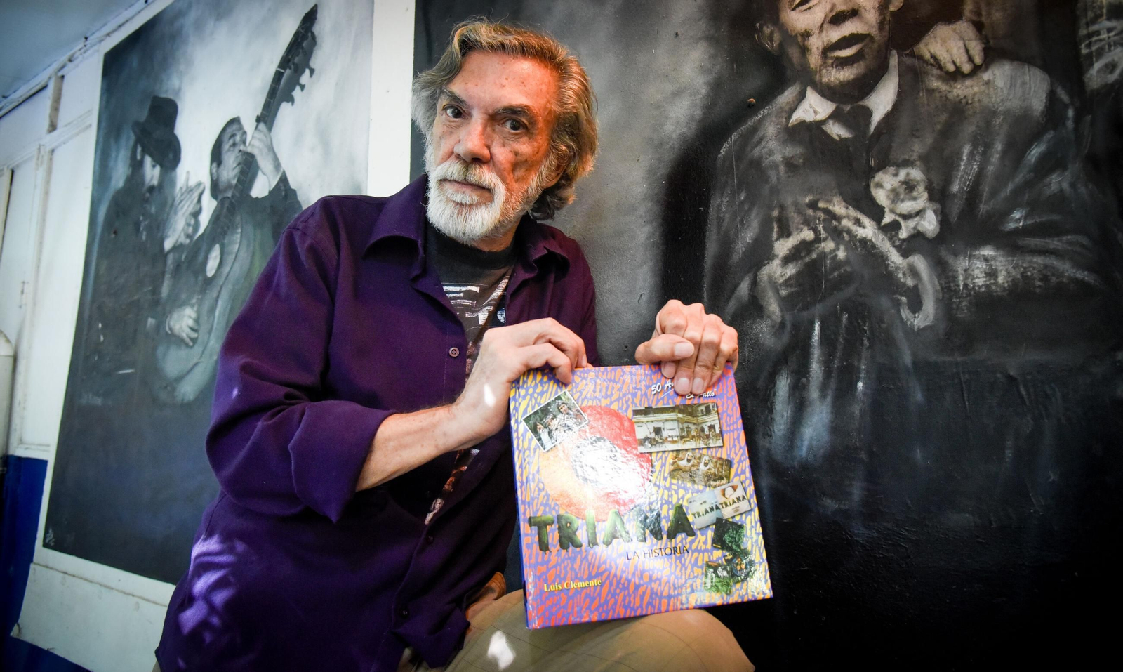 Luis Clemente, con el libro de Triana. Luis Clemente, con el libro de Triana.