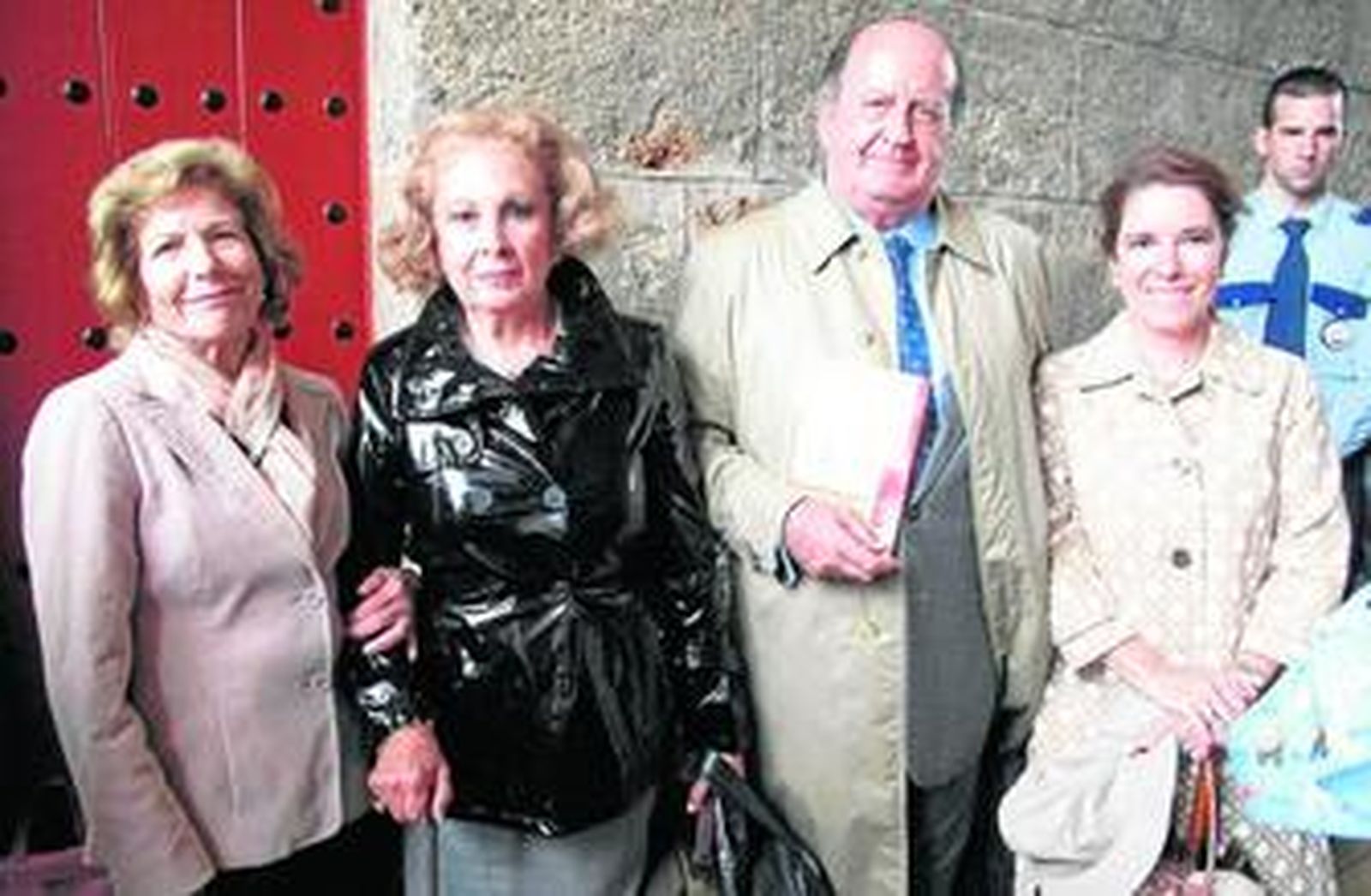 Mariquilla Solís, Remedín Gago, viuda del diestro Manolo Vázquez; Juan Manuel Albendea y Remedín Vázquez, hija del torero.