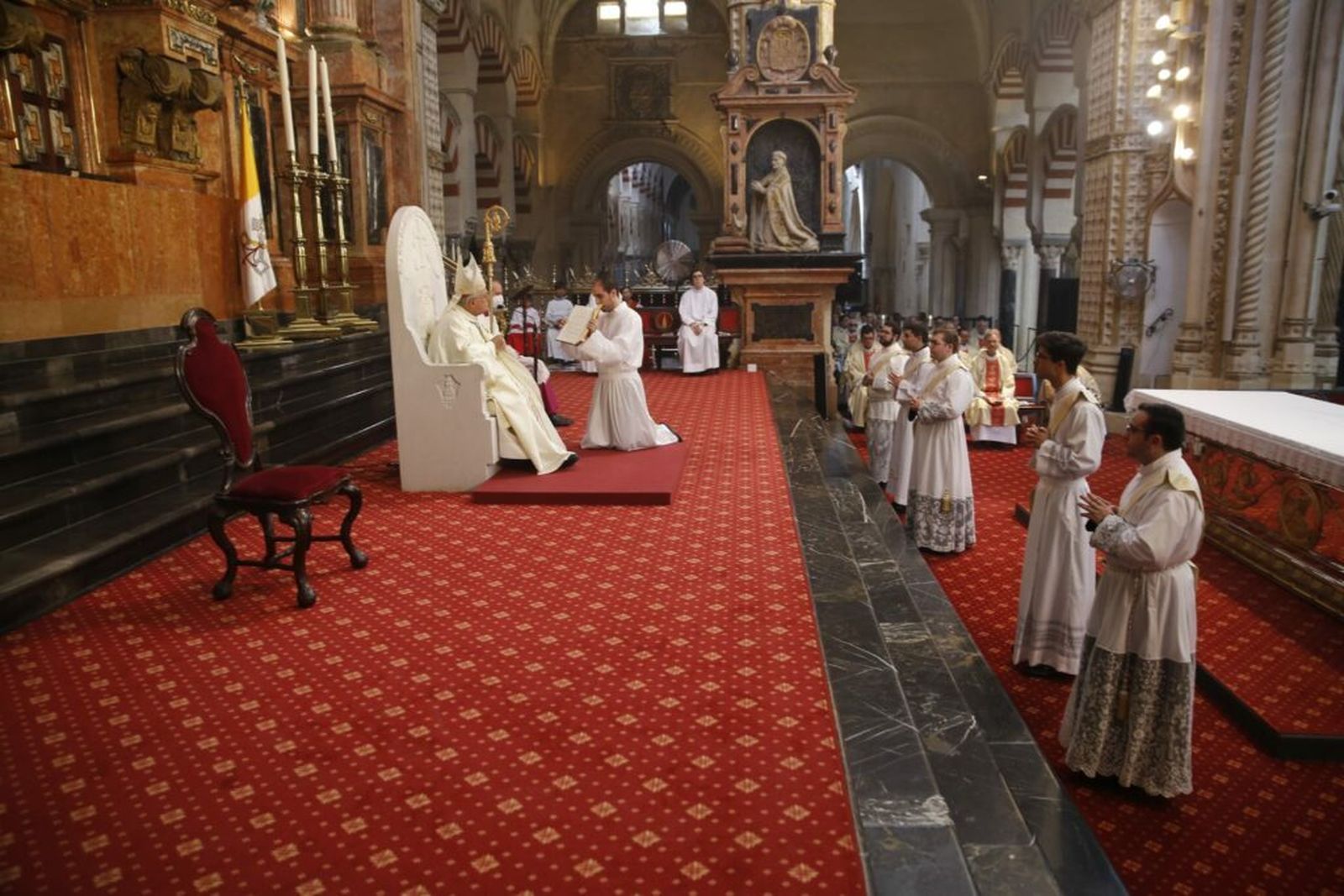 Un momento de la ordenación sacerdotal en la Mezquita-Catedral.