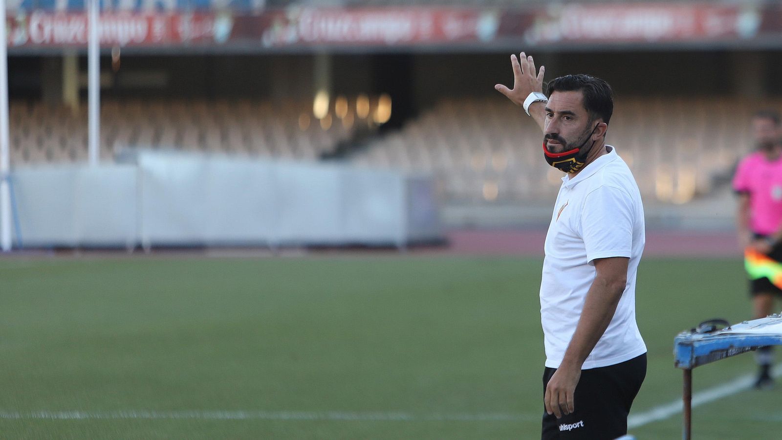 Antonio Fernández hace un gesto con el brazo durante el partido en Chapín.
